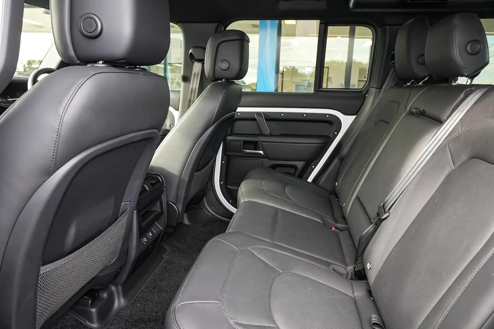 2025 Land Rover Defender Gallery Image 8