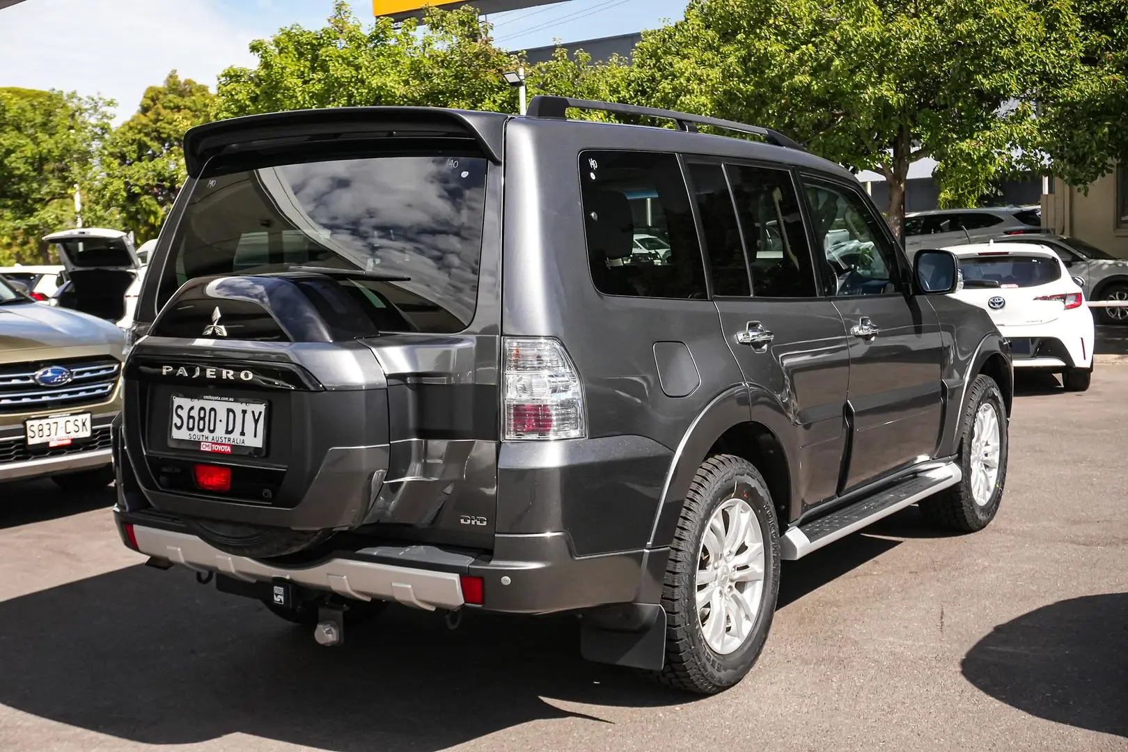 2017 Mitsubishi Pajero Gallery Image 2