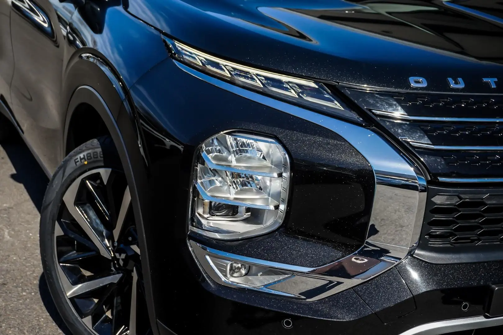 2024 Mitsubishi Outlander Gallery Image 10