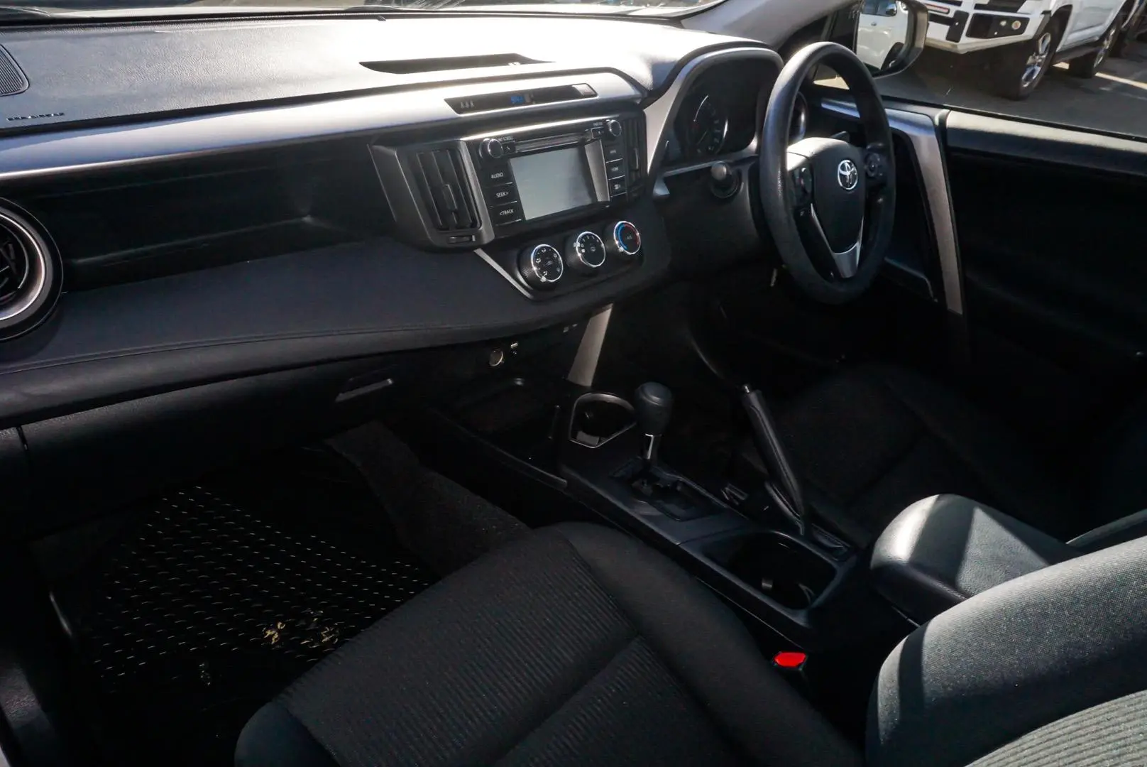 2018 Toyota RAV4 Gallery Image 10