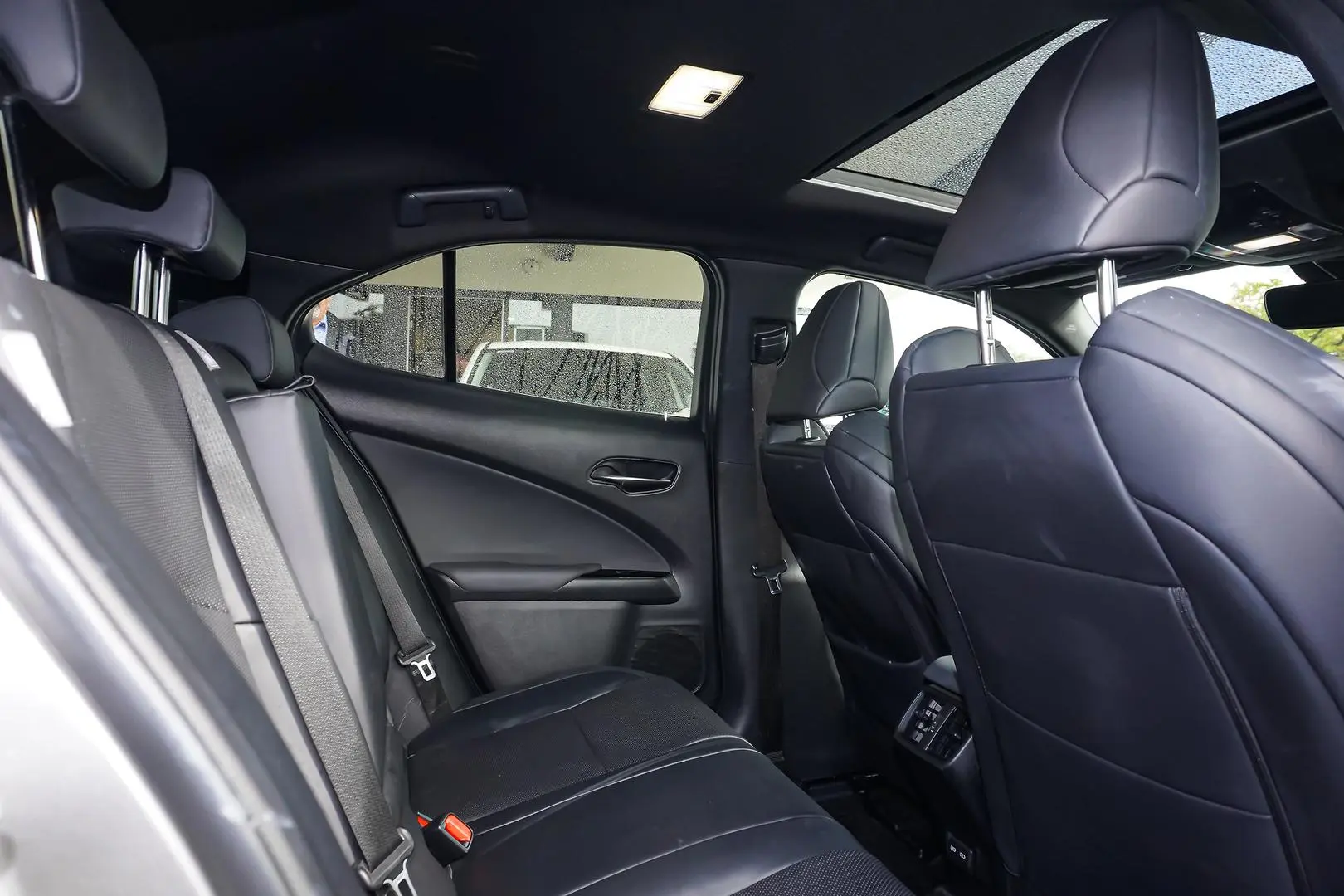 2021 Lexus UX Gallery Image 7