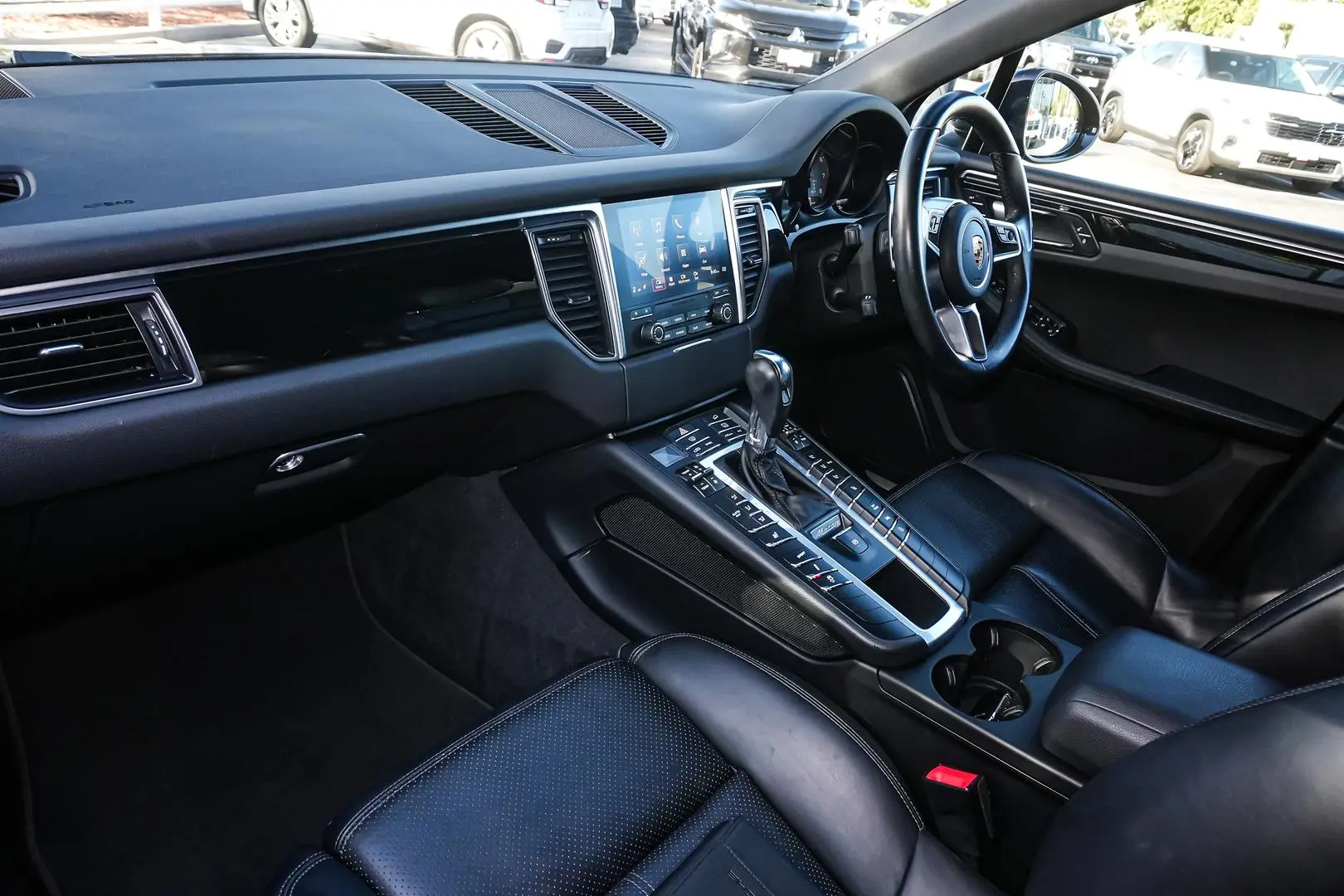 2018 Porsche Macan Gallery Image 10