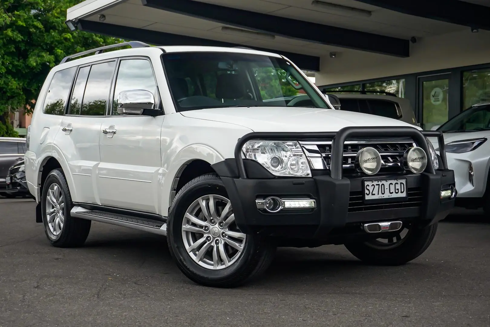 2015 Mitsubishi Pajero Gallery Image 2