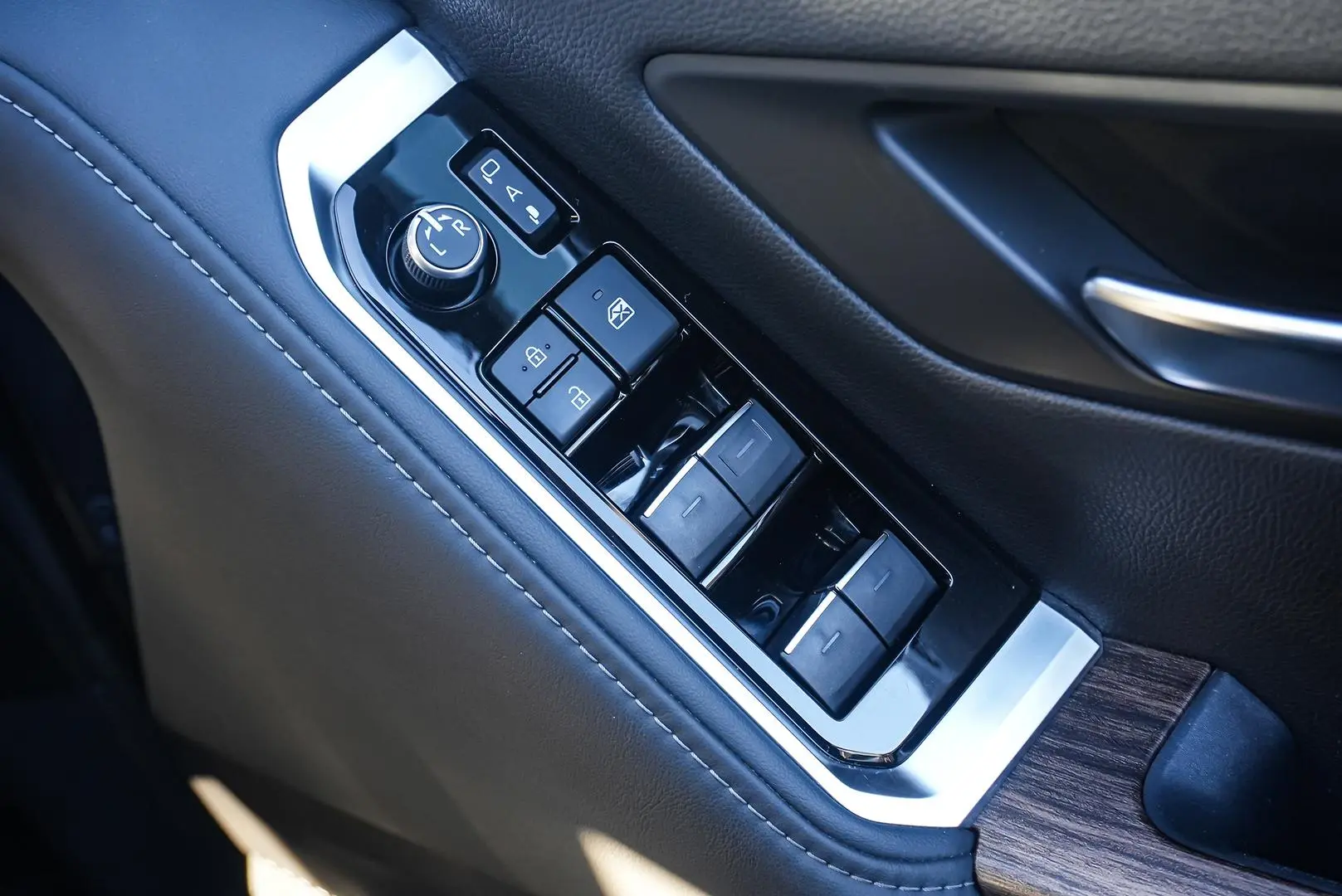 2021 Toyota Landcruiser Gallery Image 16