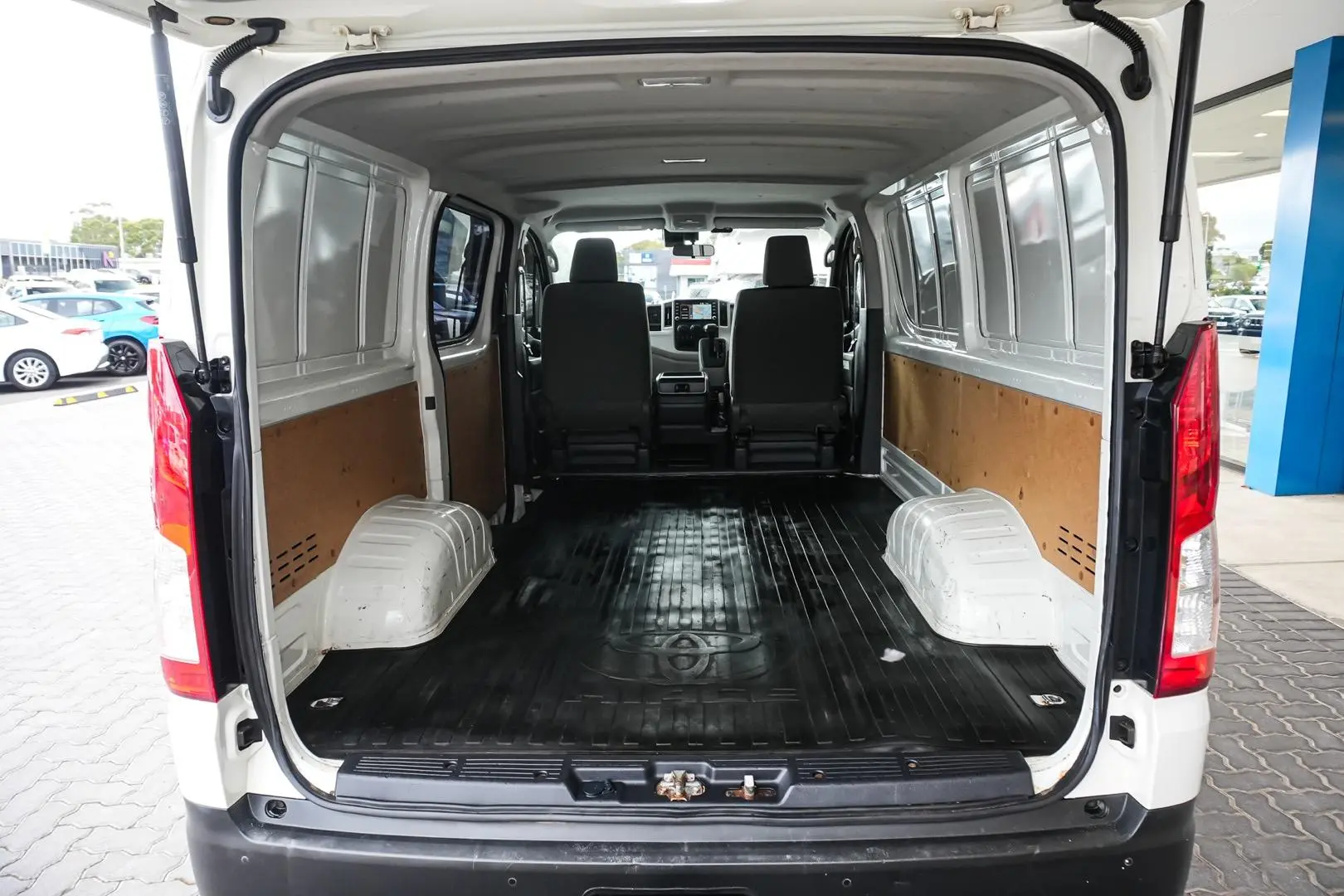 2021 Toyota Hiace Gallery Image 11