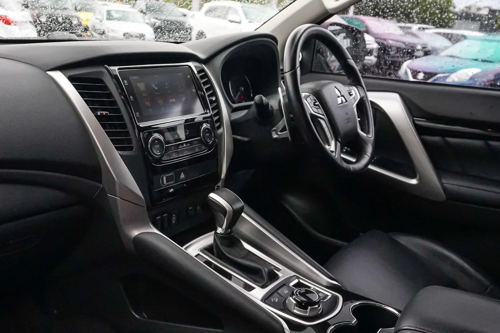 2018 Mitsubishi Pajero Sport Gallery Image 11