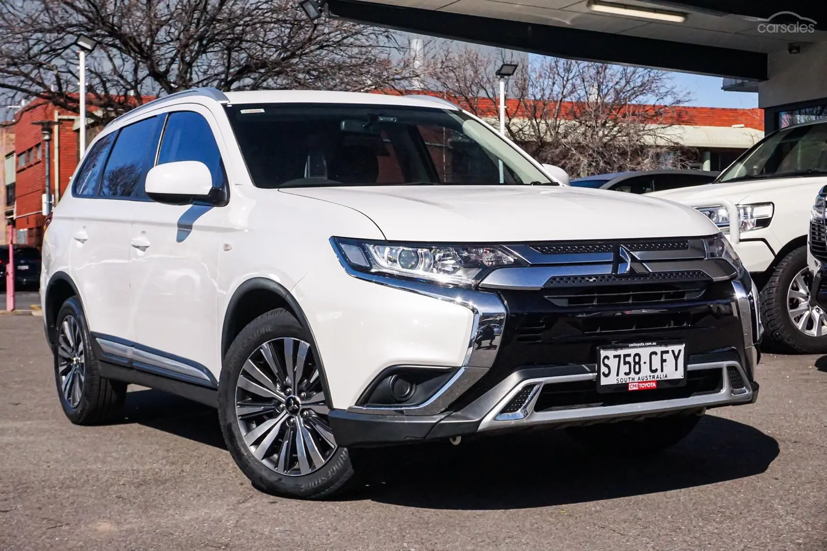 2019 Mitsubishi Outlander Image 2