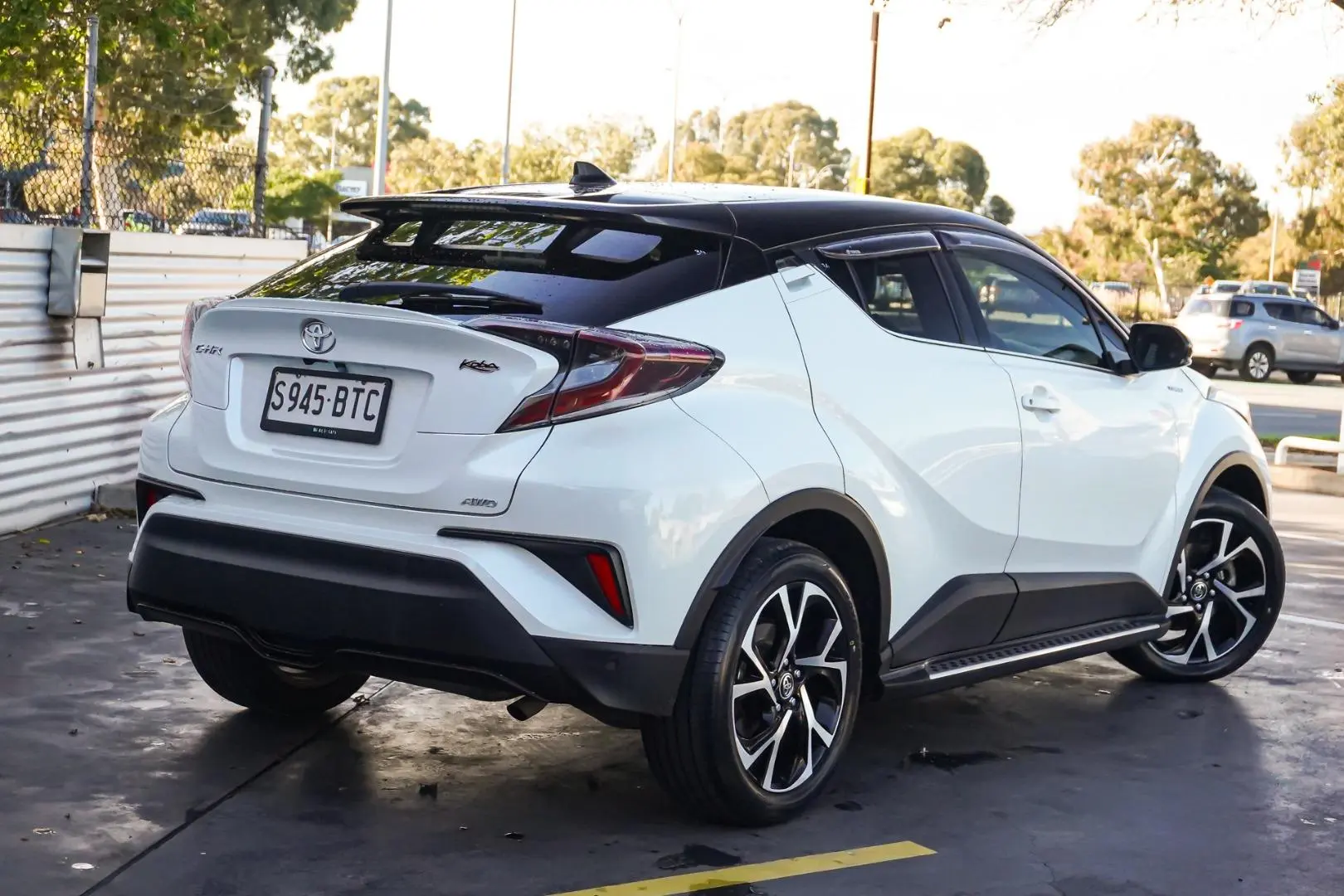 2017 Toyota C-HR Gallery Image 3