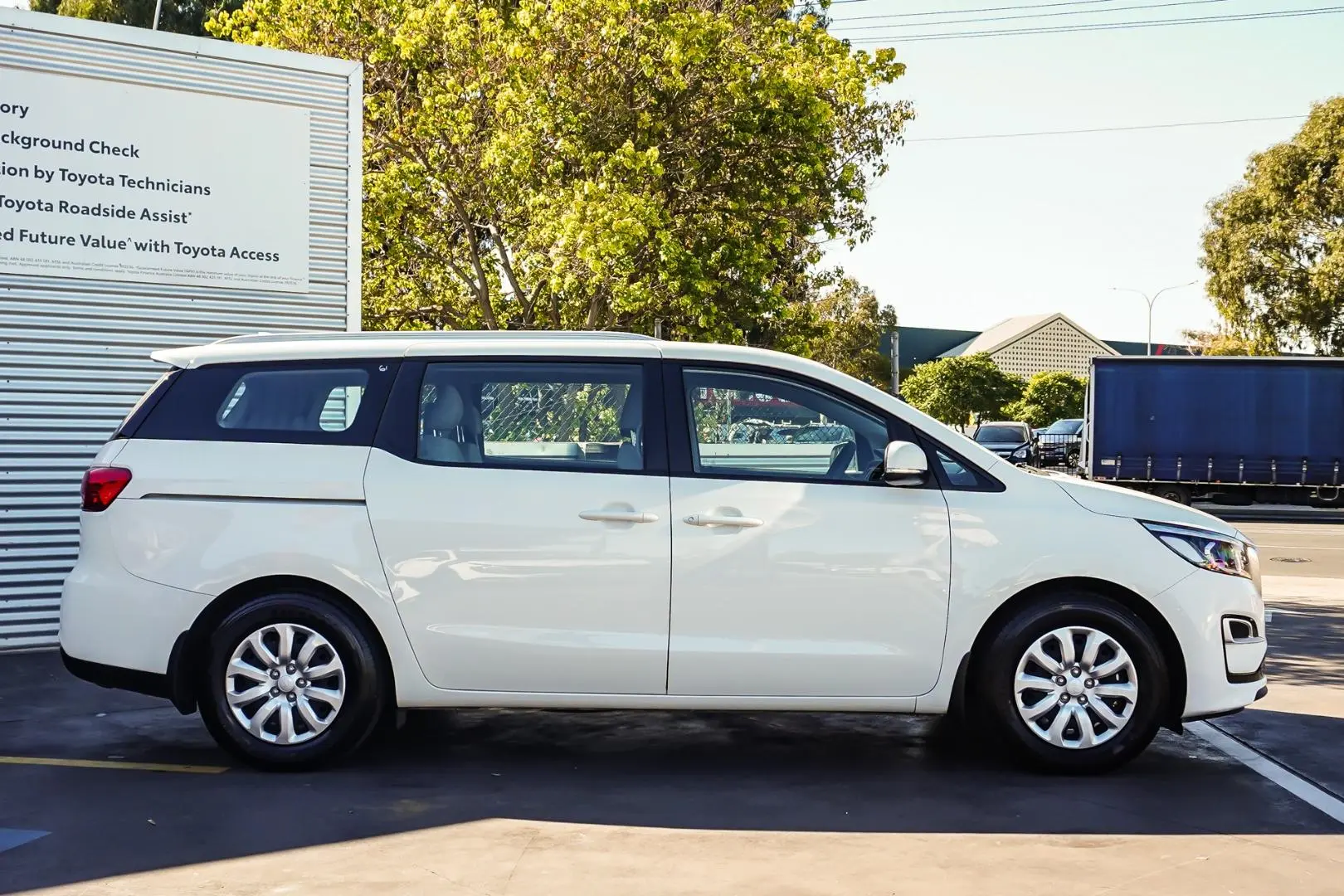 2020 Kia Carnival Gallery Image 3