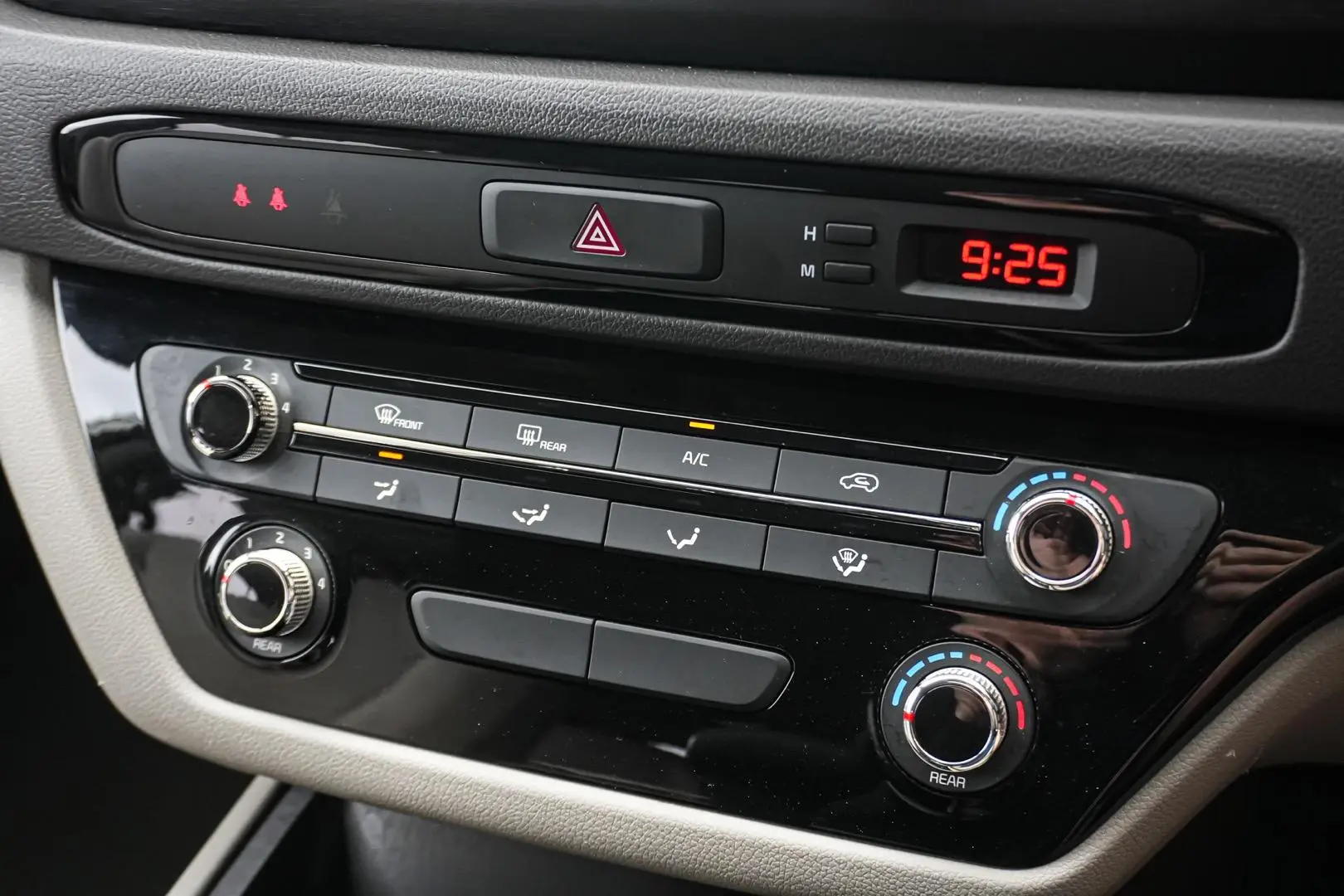 2018 Kia Carnival Gallery Image 23