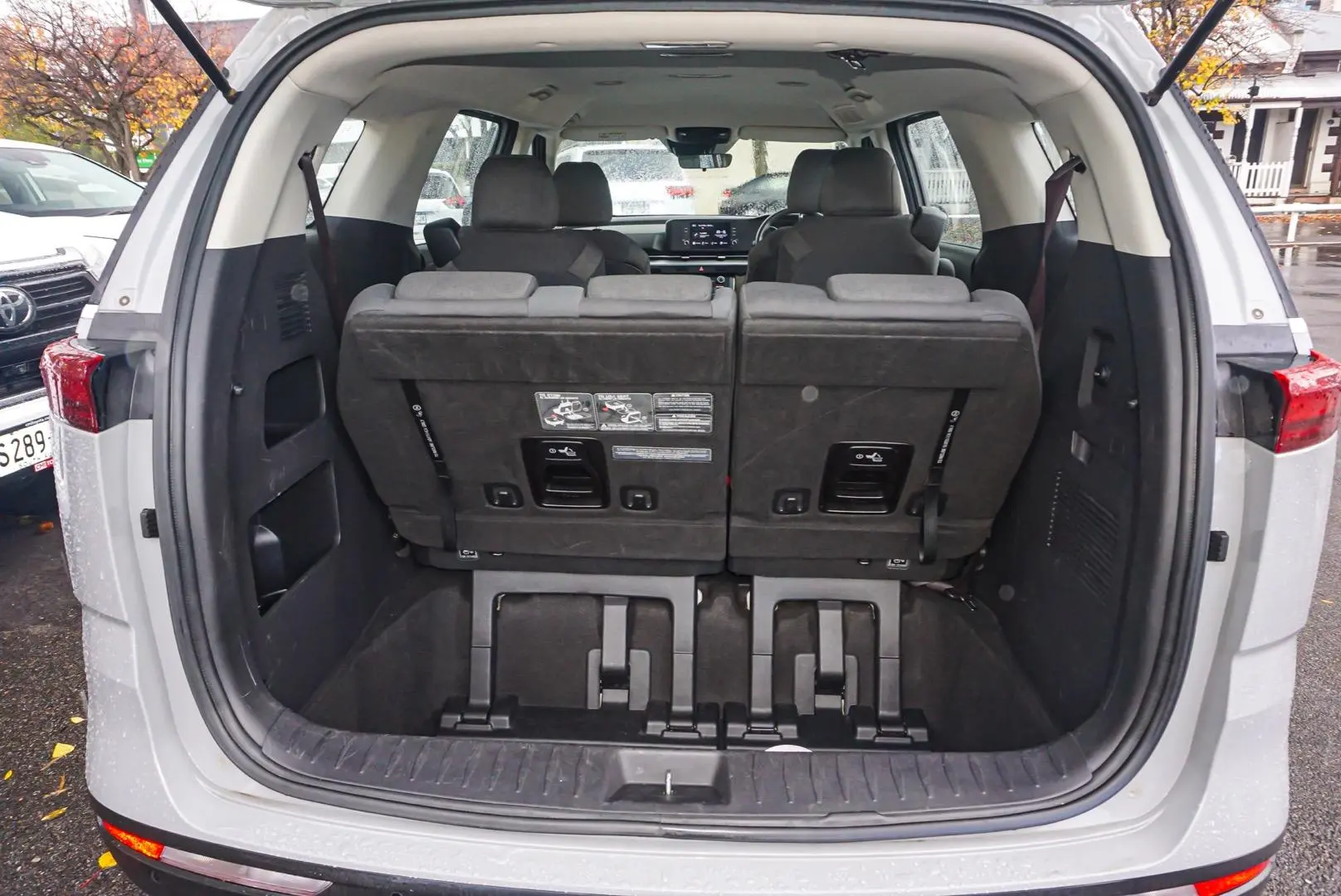 2022 Kia Carnival Gallery Image 12