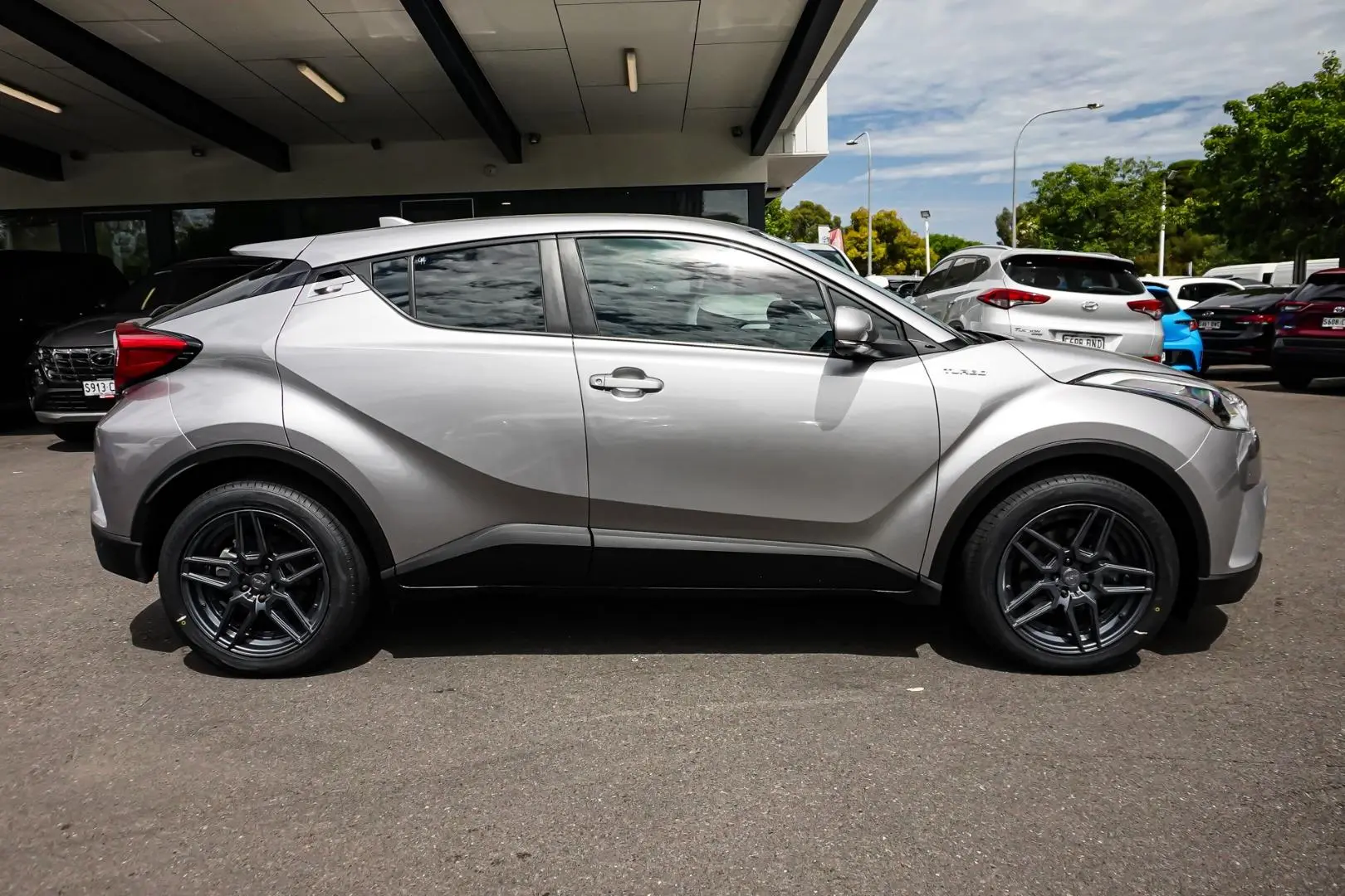 2017 Toyota C-HR Gallery Image 4
