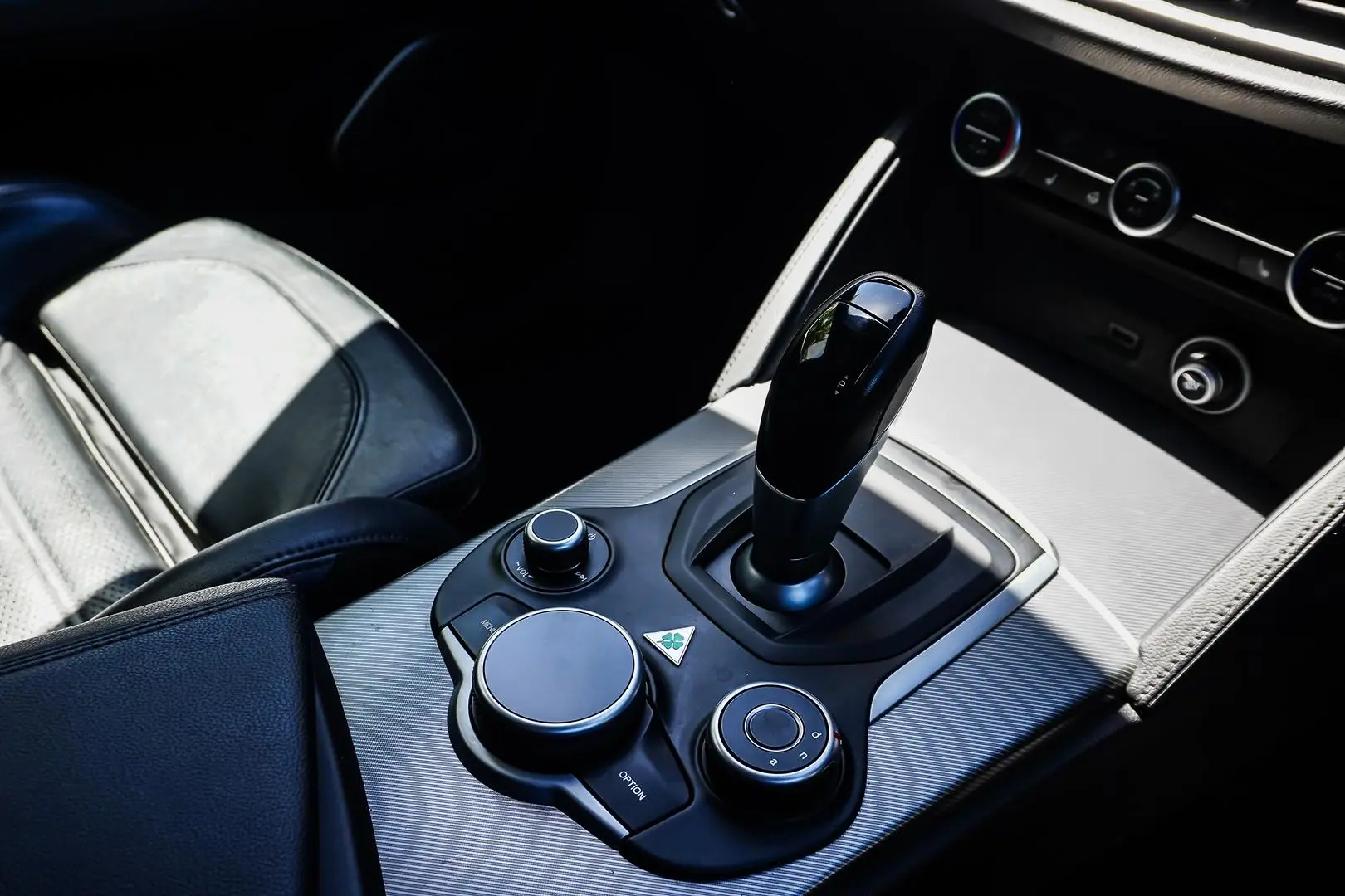 2018 Alfa Romeo Stelvio Gallery Image 19