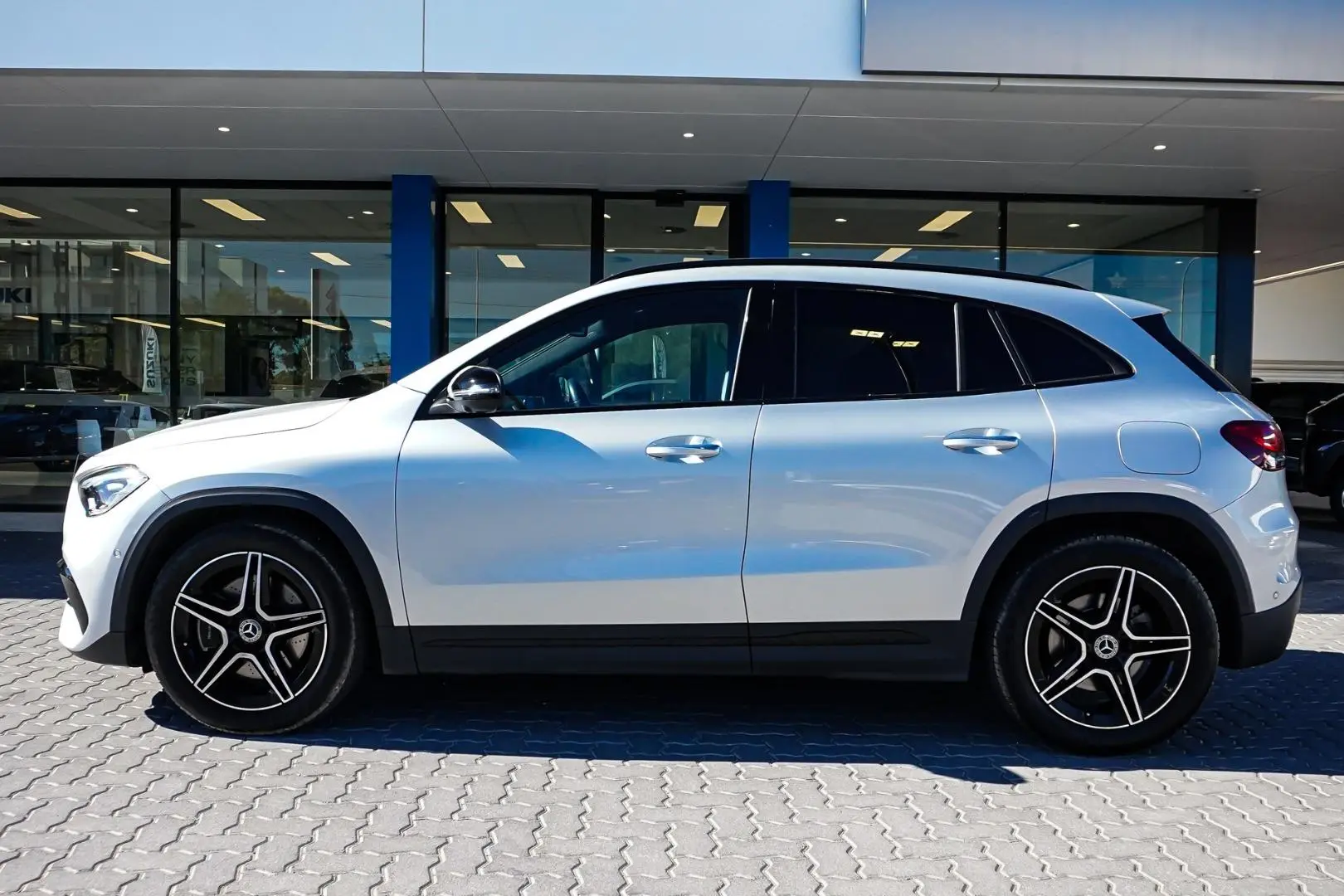 2020 Mercedes-Benz GLA-Class Gallery Image 4