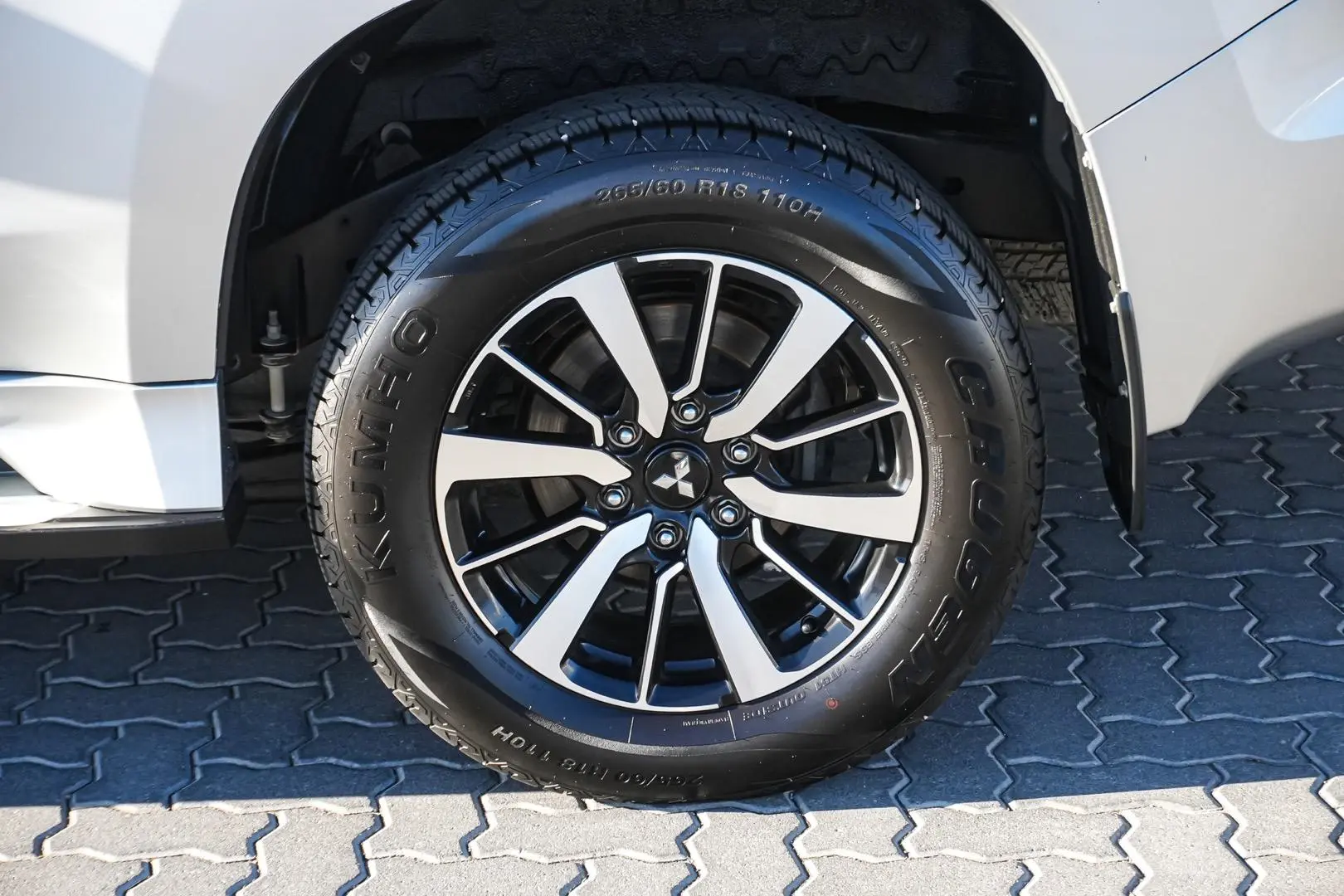 2018 Mitsubishi Pajero Sport Gallery Image 13