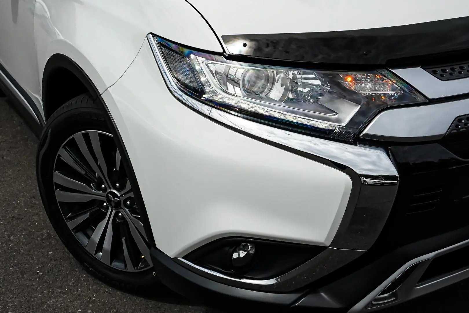 2018 Mitsubishi Outlander Gallery Image 12