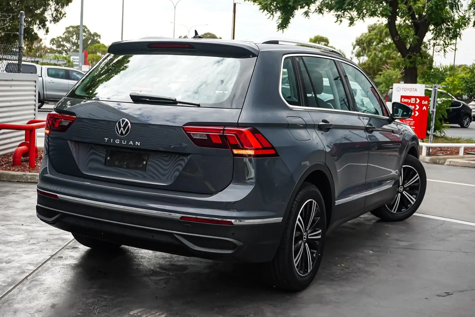 2023 Volkswagen Tiguan Gallery Image 3