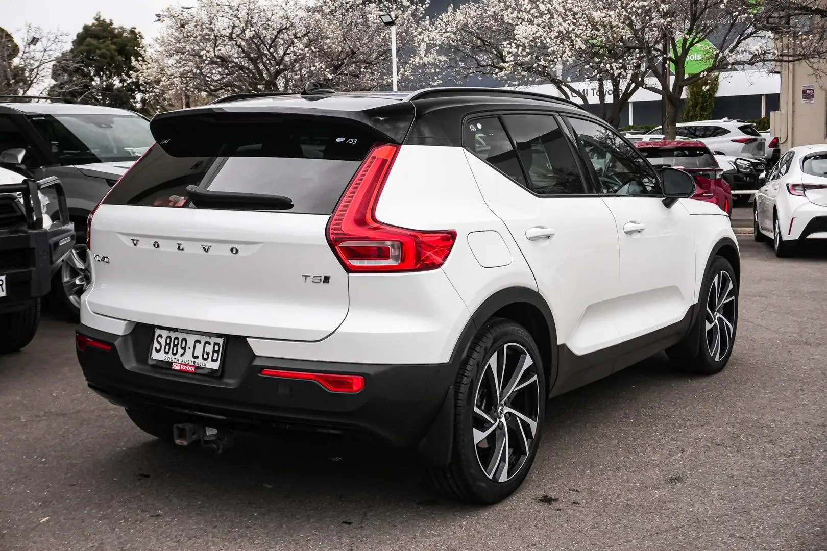 2020 Volvo XC40 Gallery Image 2