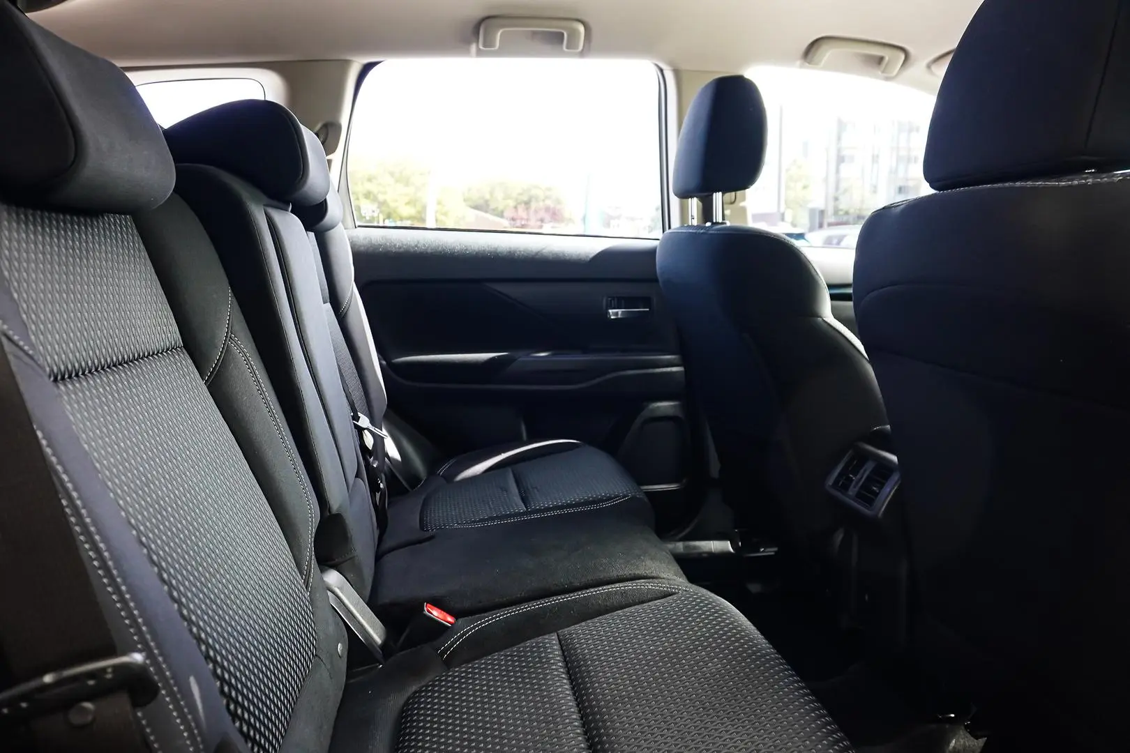 2020 Mitsubishi Outlander Gallery Image 8