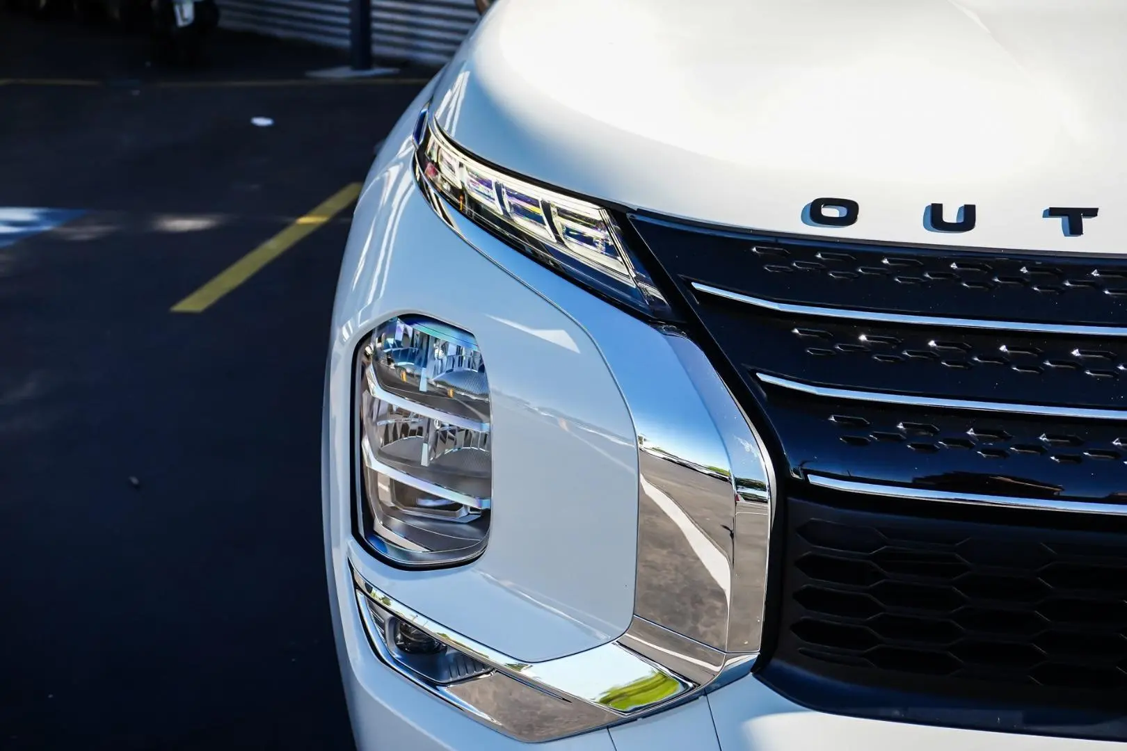 2022 Mitsubishi Outlander Gallery Image 13