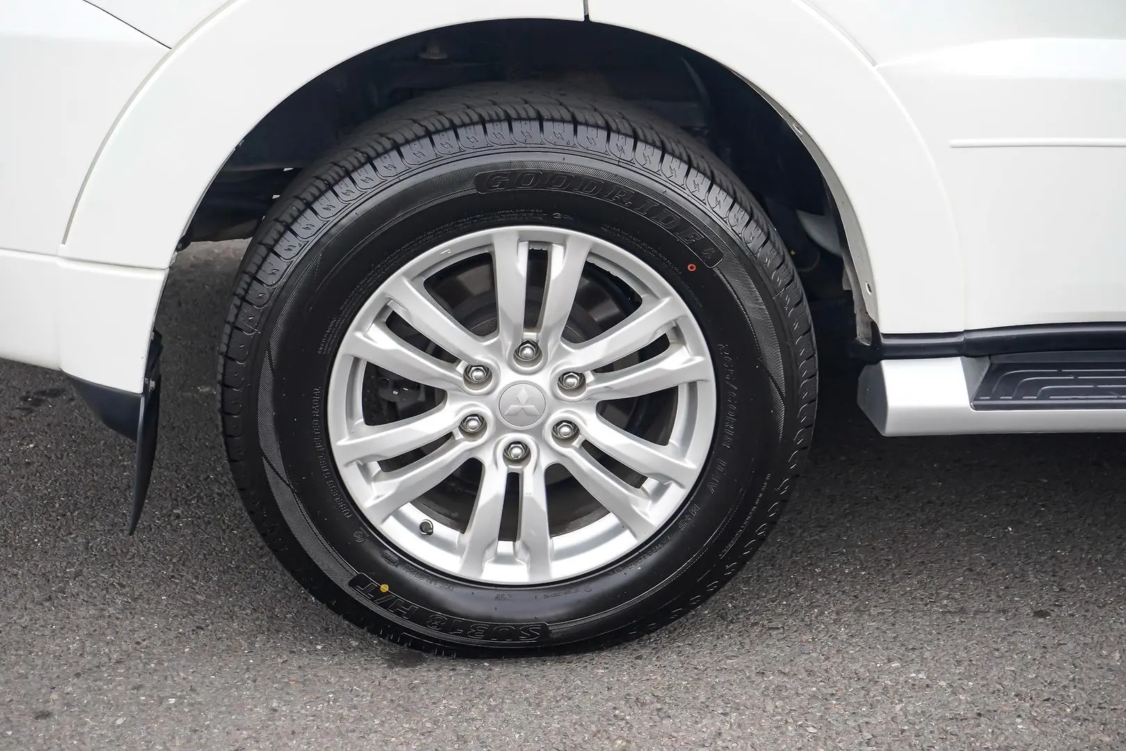 2015 Mitsubishi Pajero Gallery Image 18