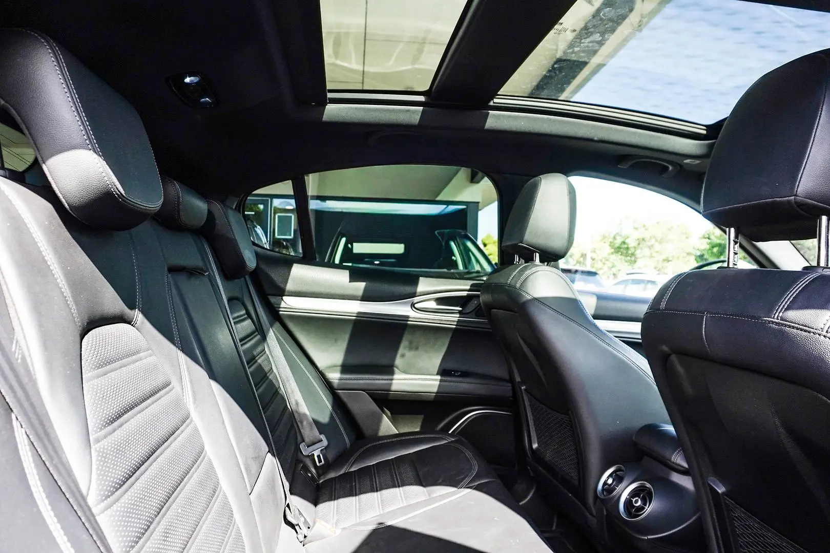 2018 Alfa Romeo Stelvio Gallery Image 25