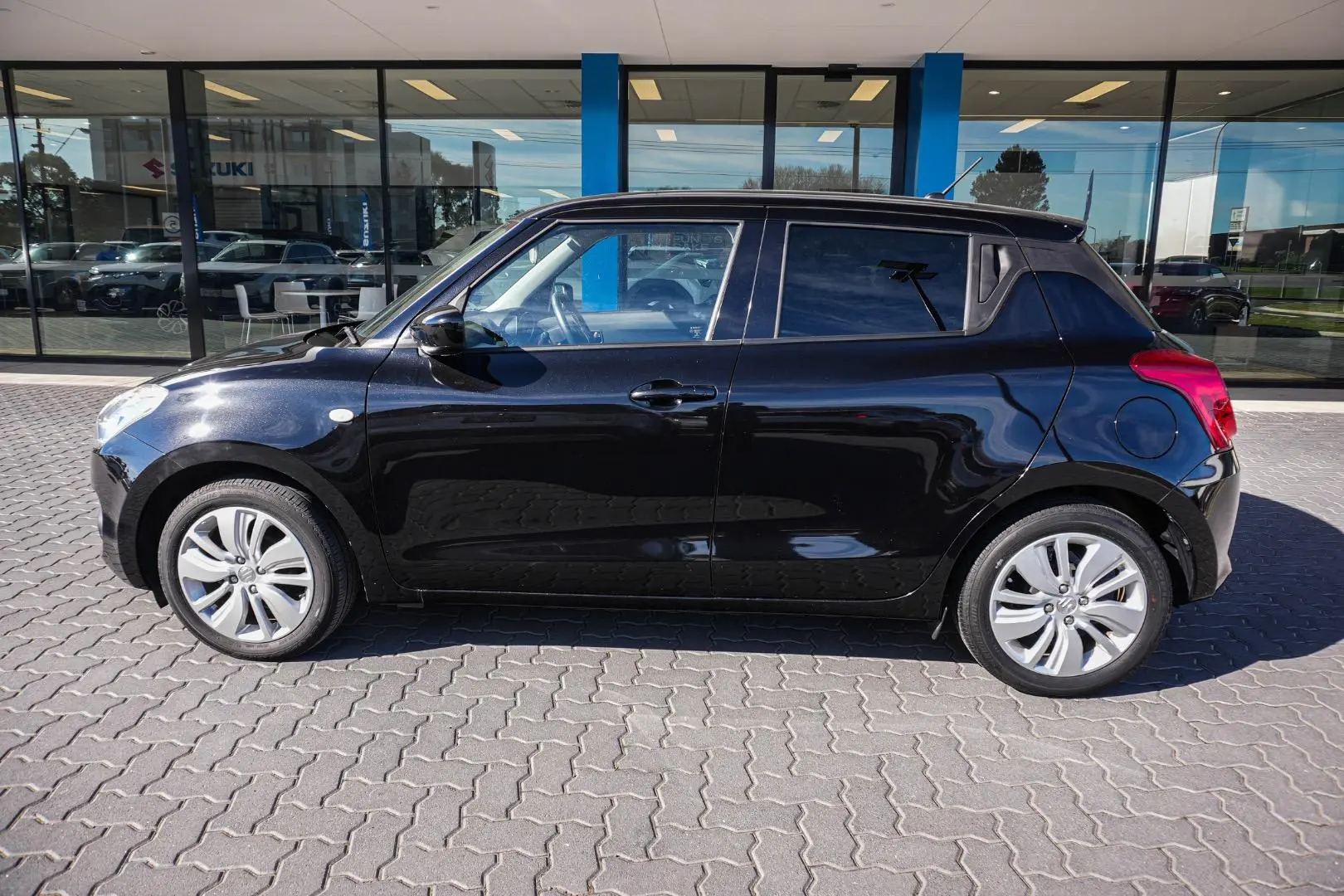 2020 Suzuki Swift Gallery Image 4