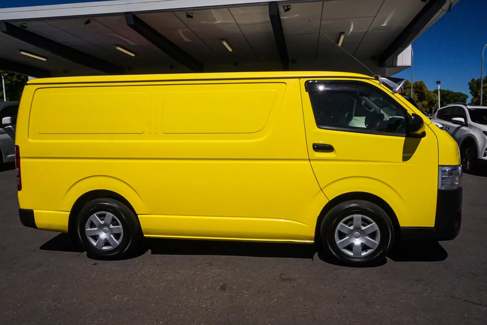 2016 Toyota Hiace Gallery Image 3