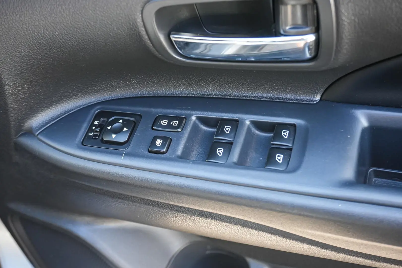 2020 Mitsubishi Outlander Gallery Image 16