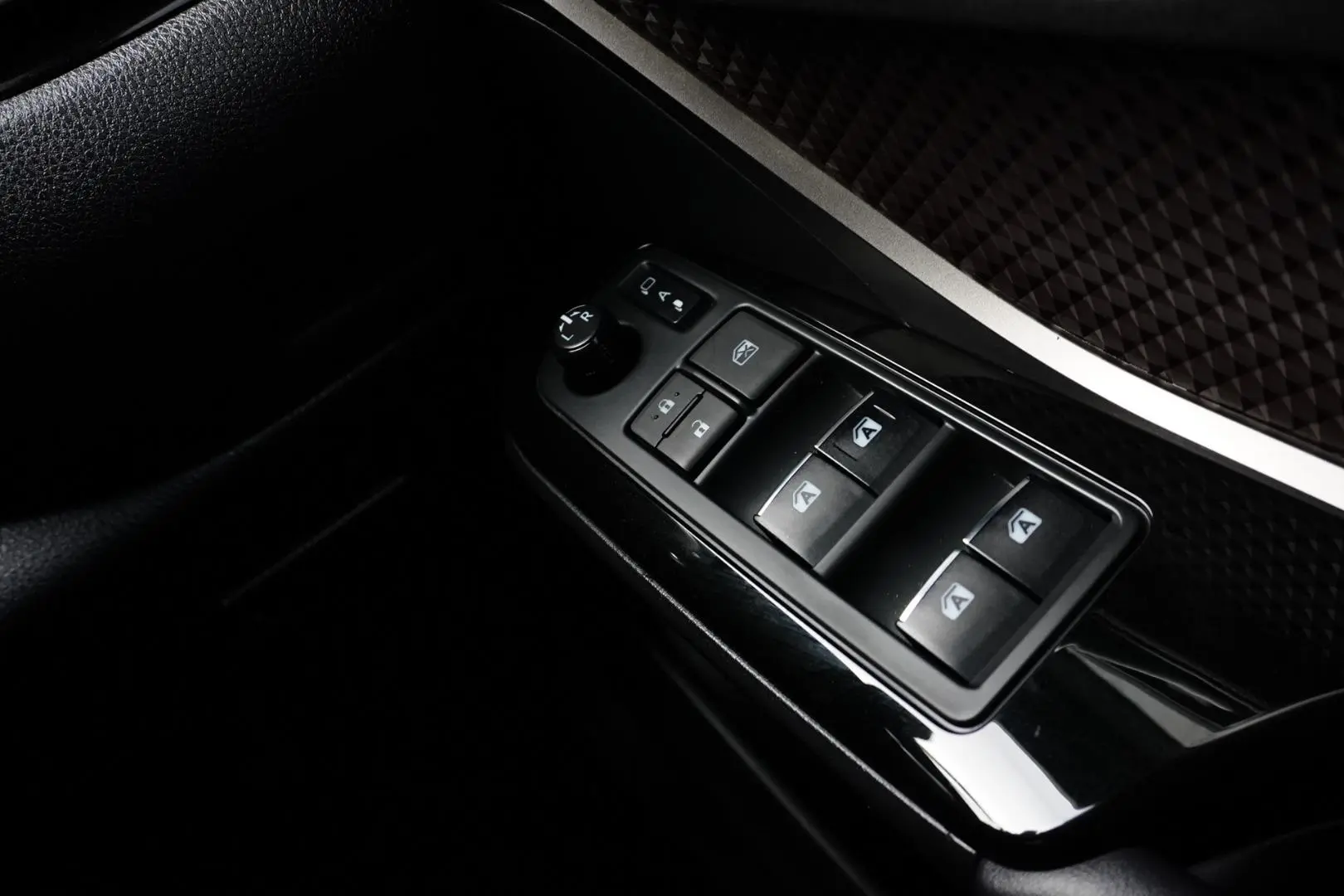 2018 Toyota C-HR Gallery Image 22