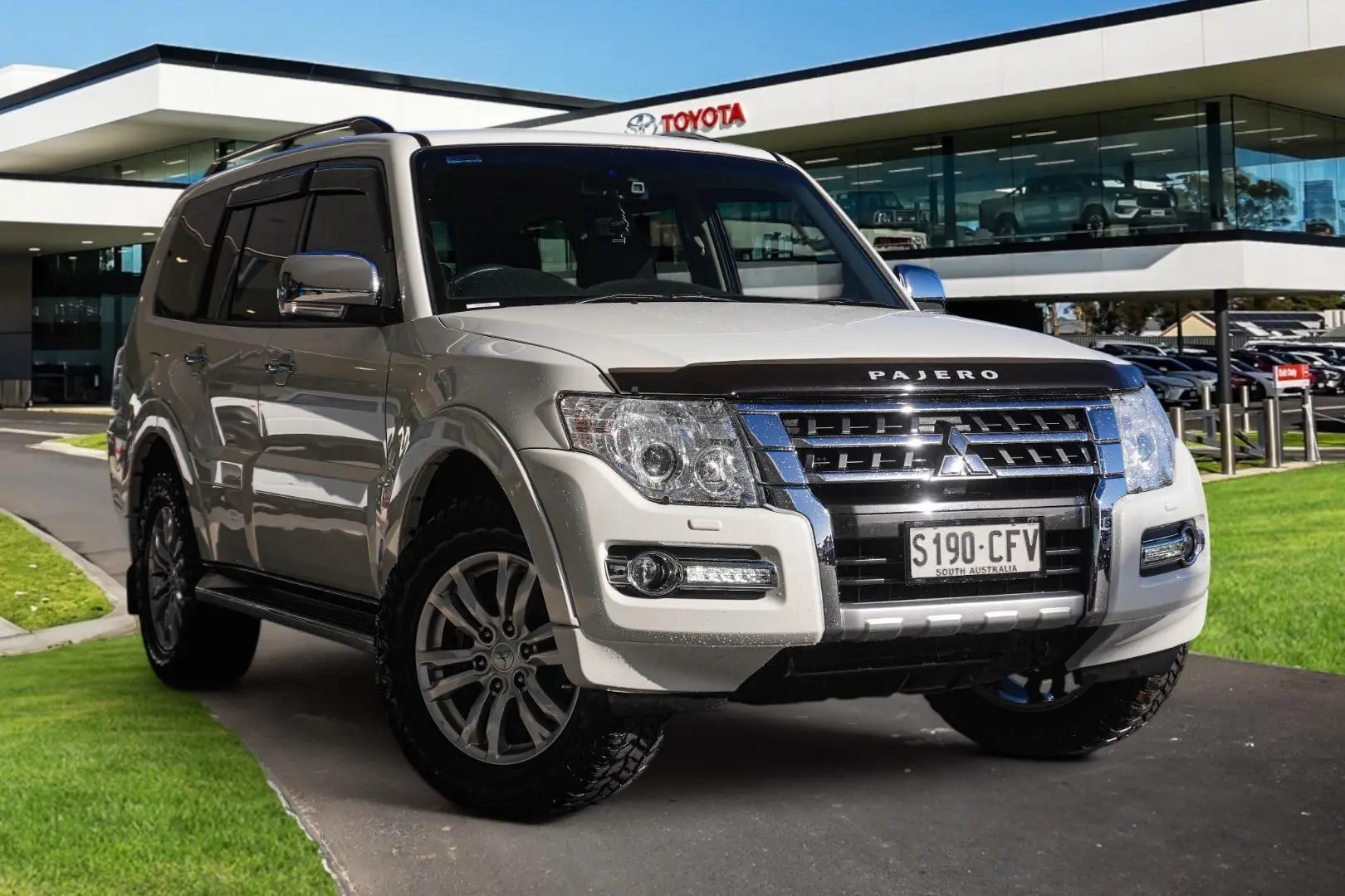 2020 Mitsubishi Pajero Image