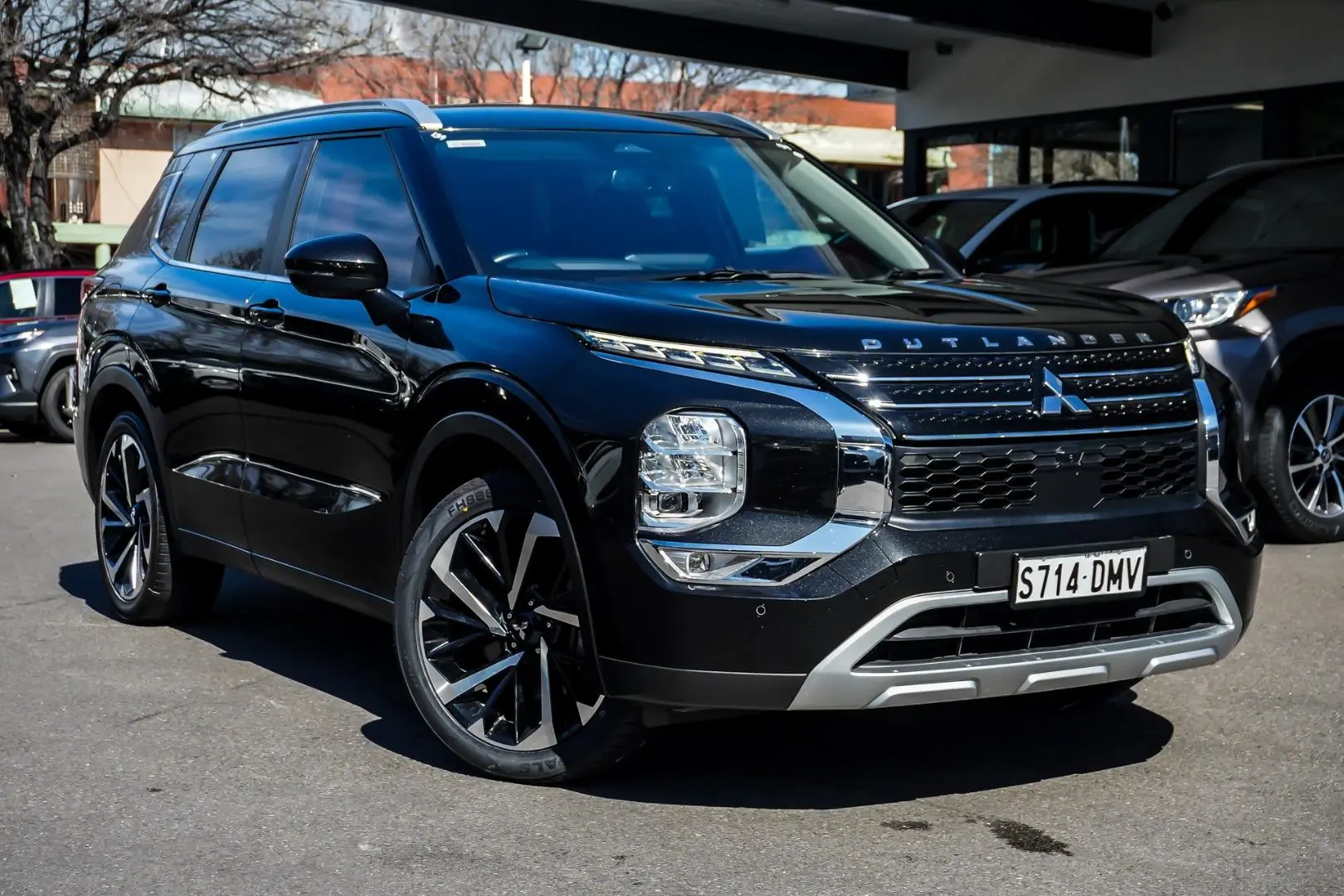 2024 Mitsubishi Outlander Gallery Image 2