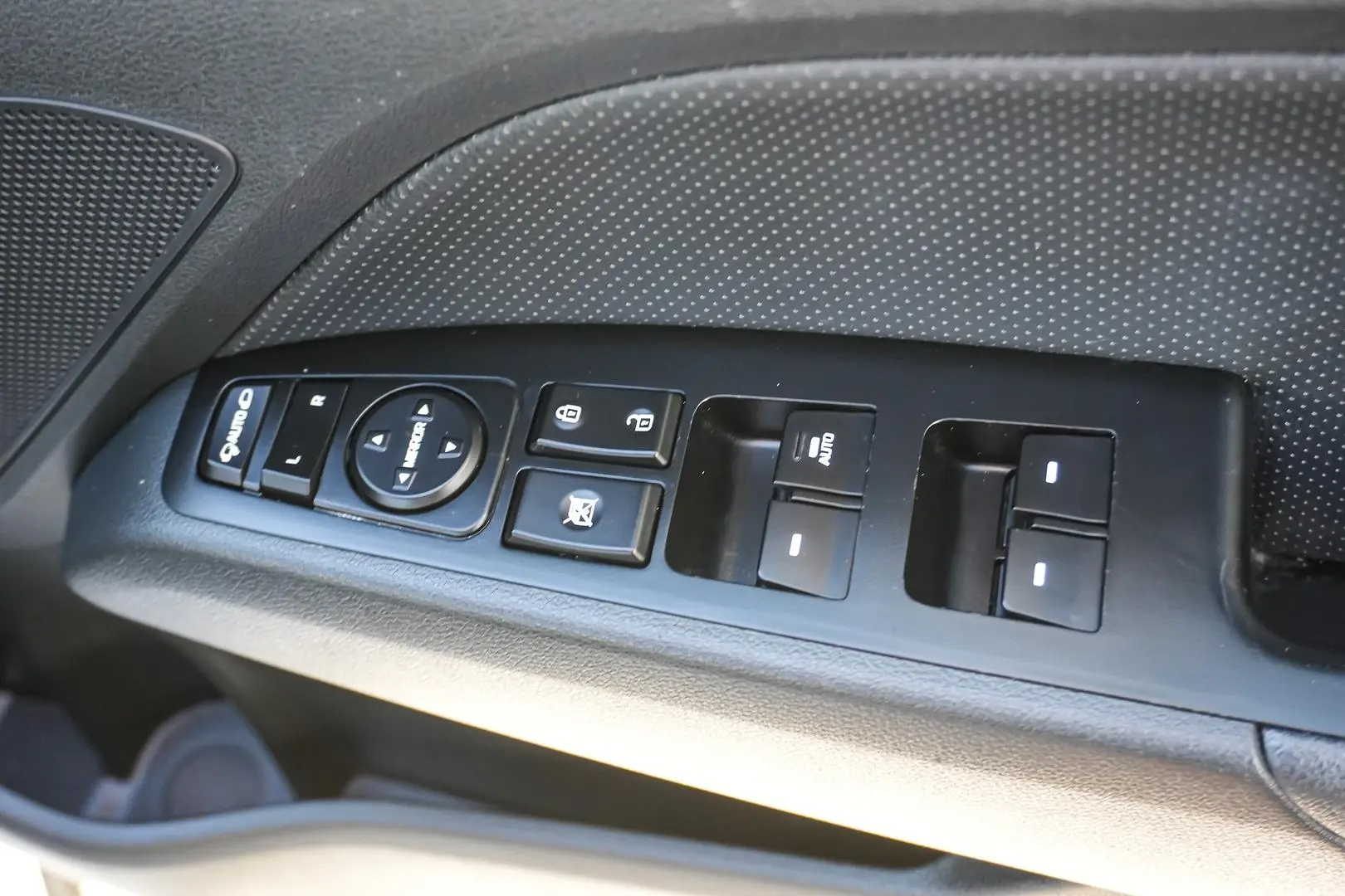 2019 Hyundai Elantra Gallery Image 17