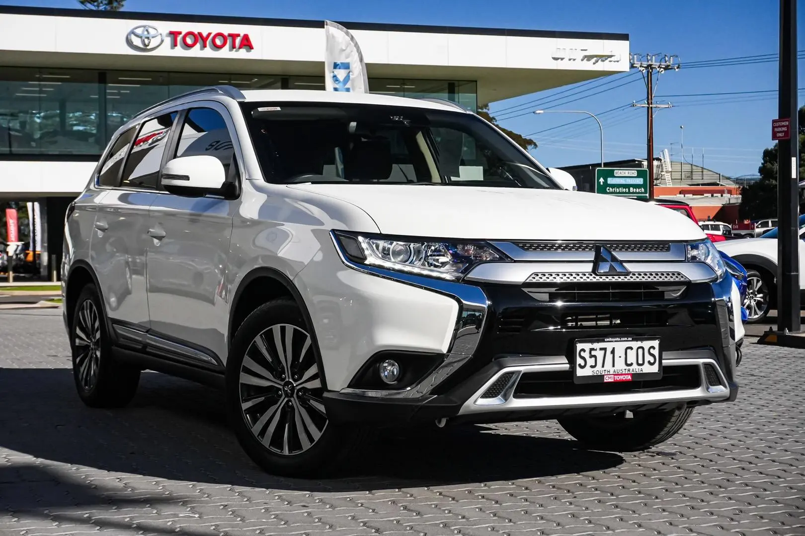 2019 Mitsubishi Outlander Gallery Image 2
