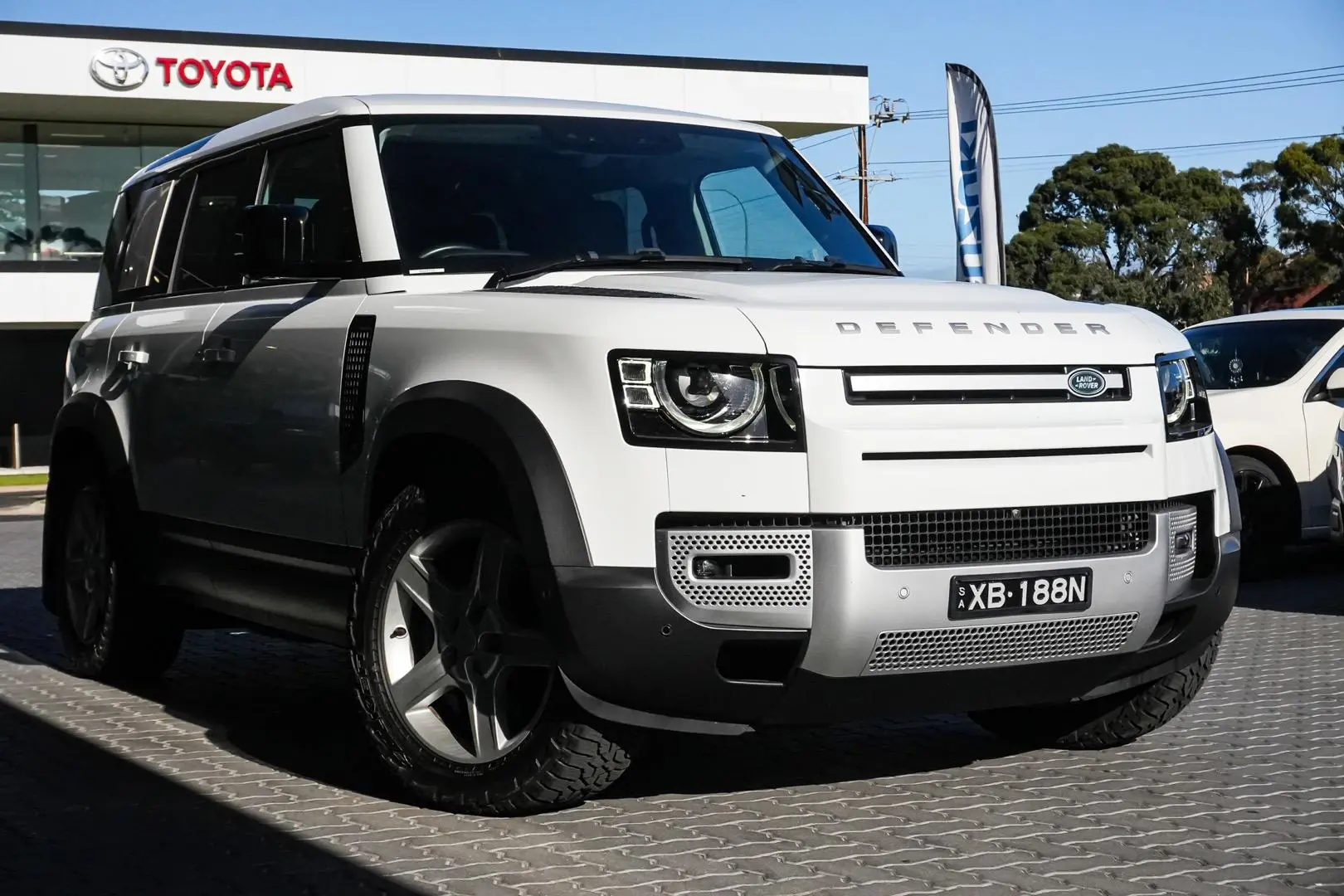 2021 Land Rover Defender Gallery Image 2