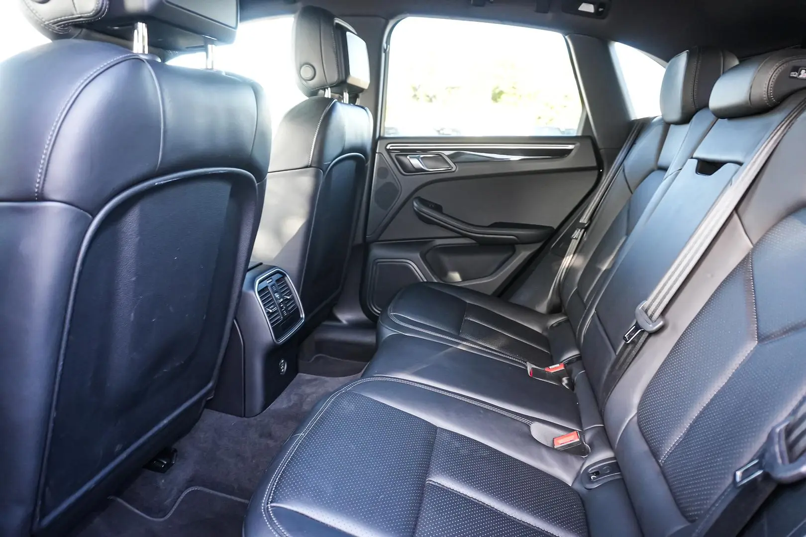 2018 Porsche Macan Gallery Image 8