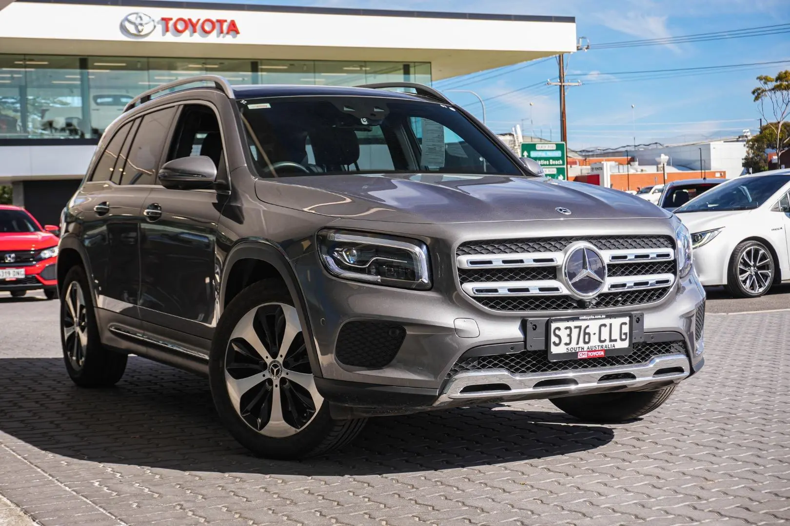 2021 Mercedes-Benz GLB-Class Gallery Image 2