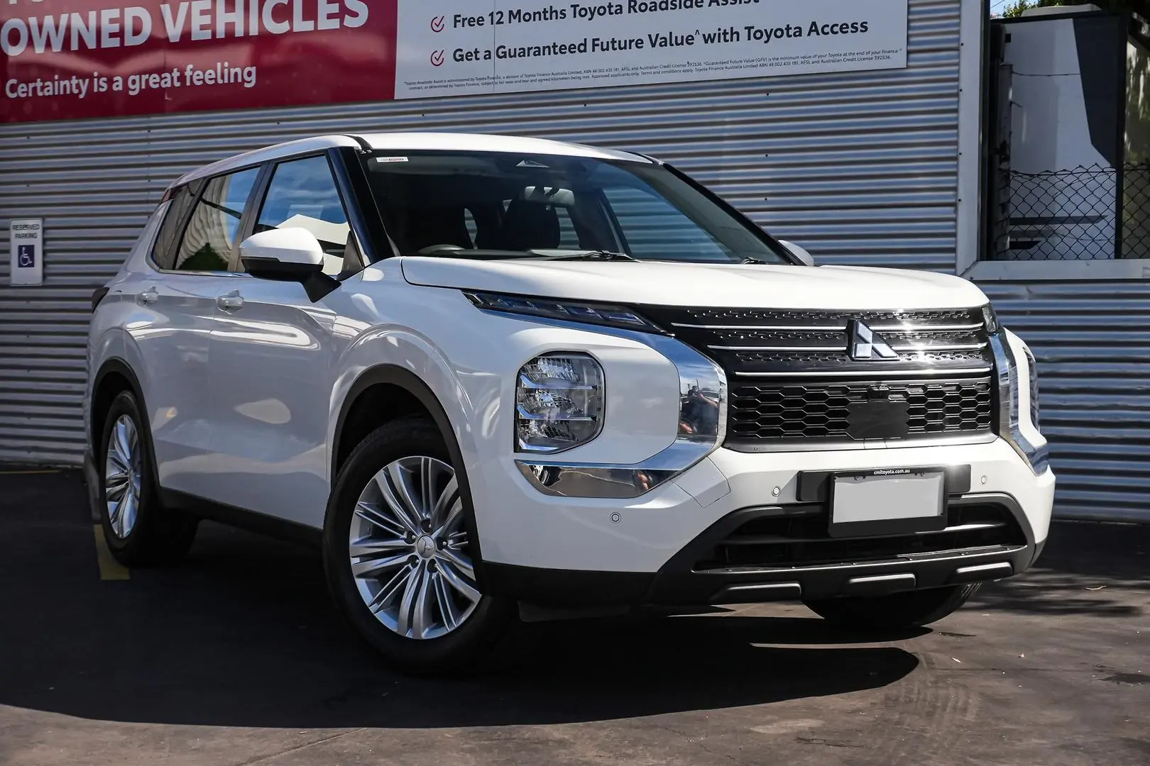 2022 Mitsubishi Outlander Gallery Image 2