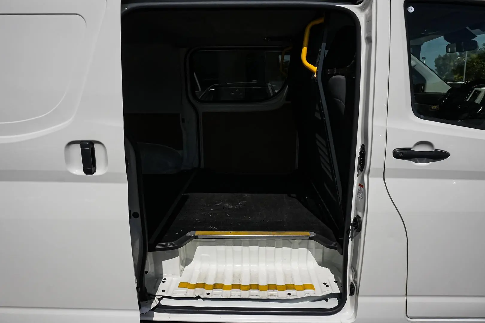 2020 Toyota Hiace Gallery Image 13