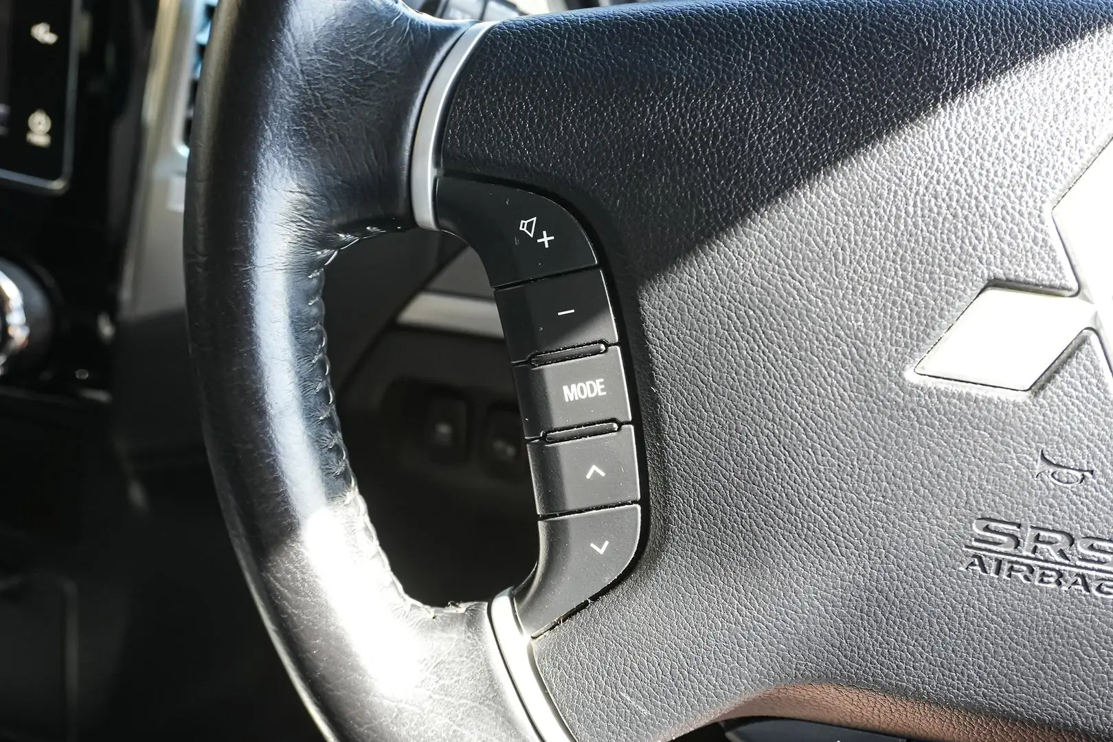 2017 Mitsubishi Pajero Gallery Image 18