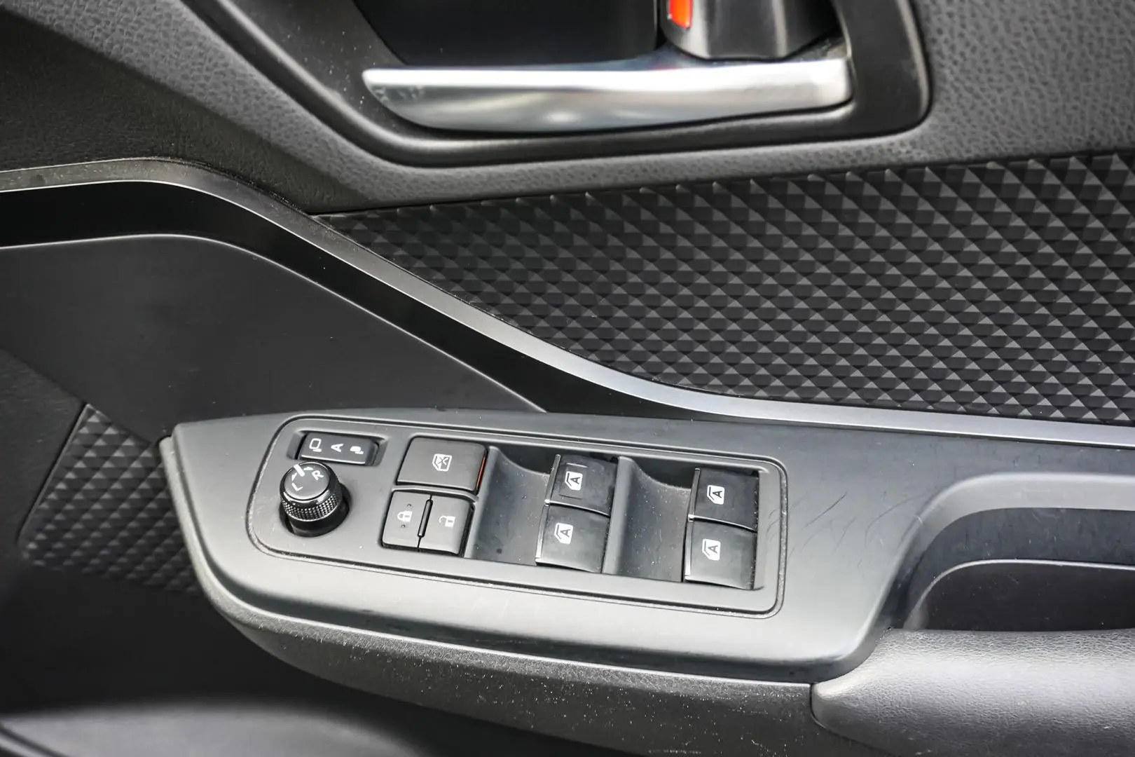 2019 Toyota C-HR Gallery Image 16