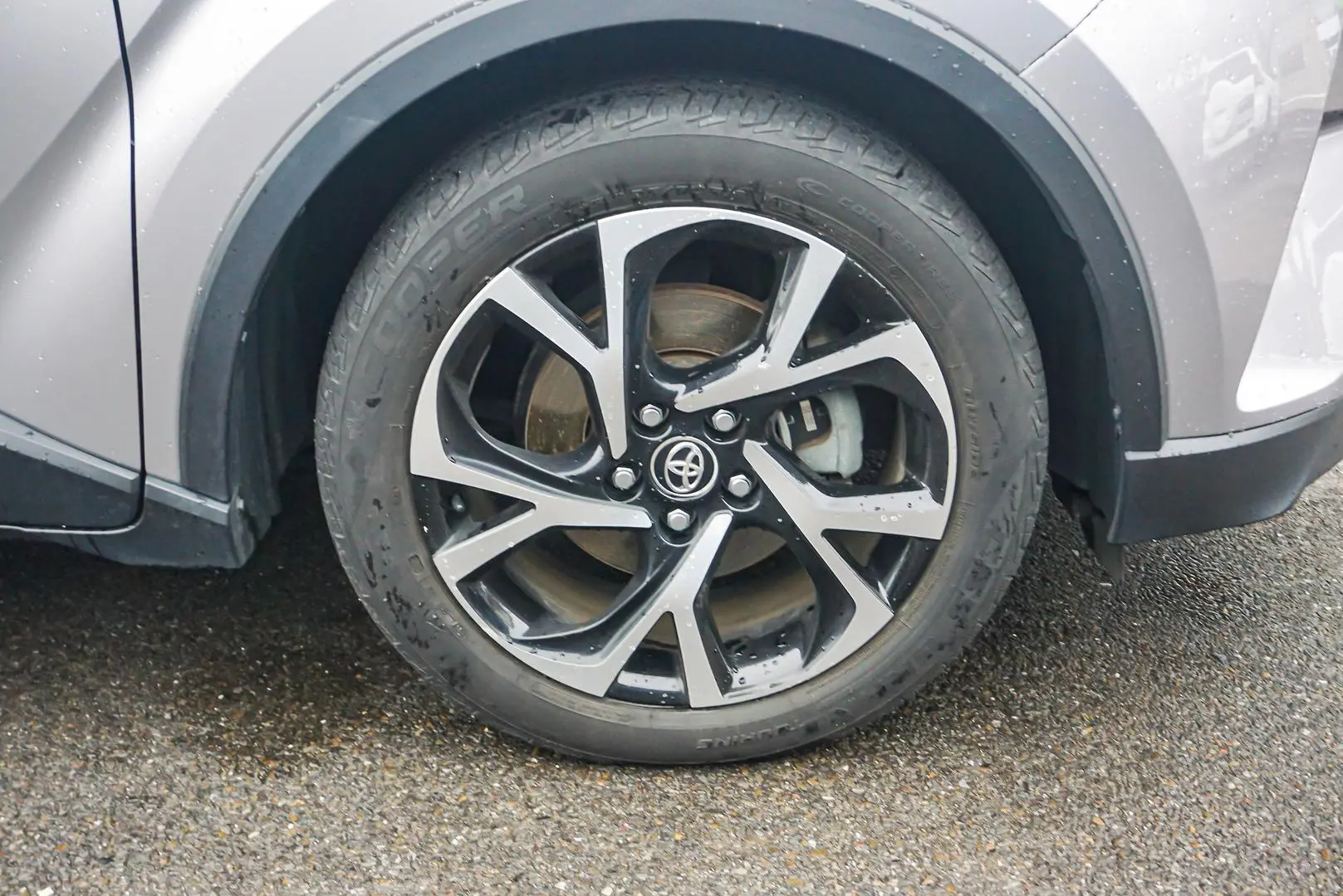 2018 Toyota C-HR Gallery Image 12