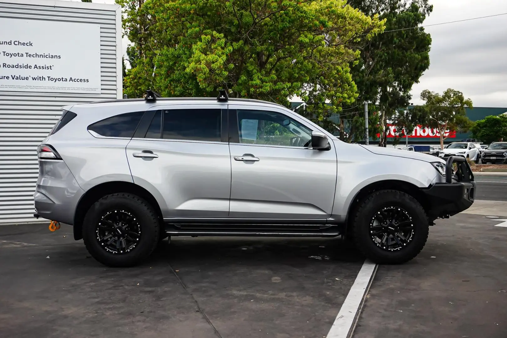 2022 Isuzu MU-X Gallery Image 4