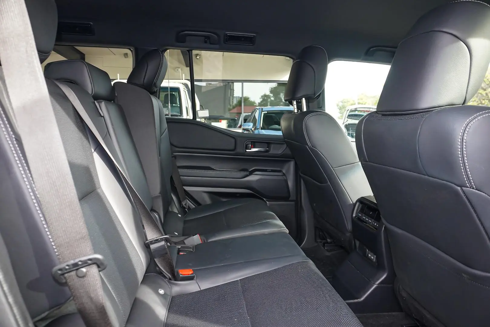 2025 Toyota Landcruiser Prado Gallery Image 7