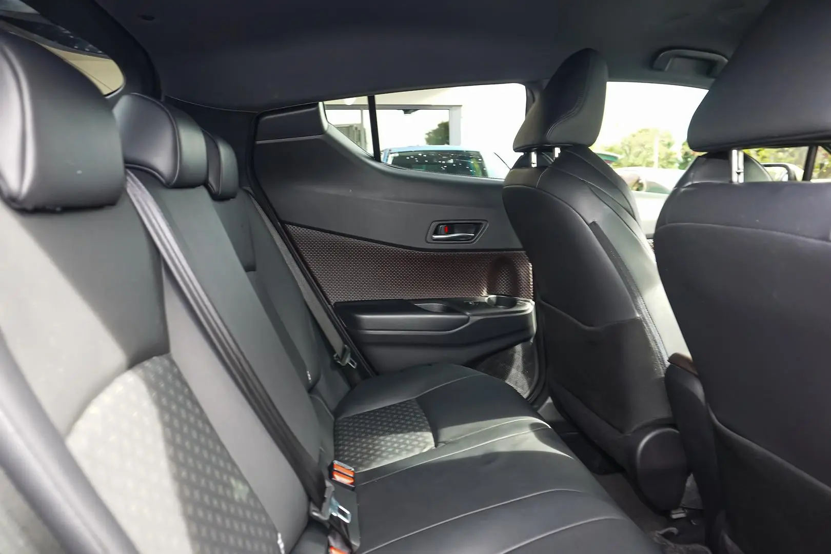 2017 Toyota C-HR Gallery Image 8