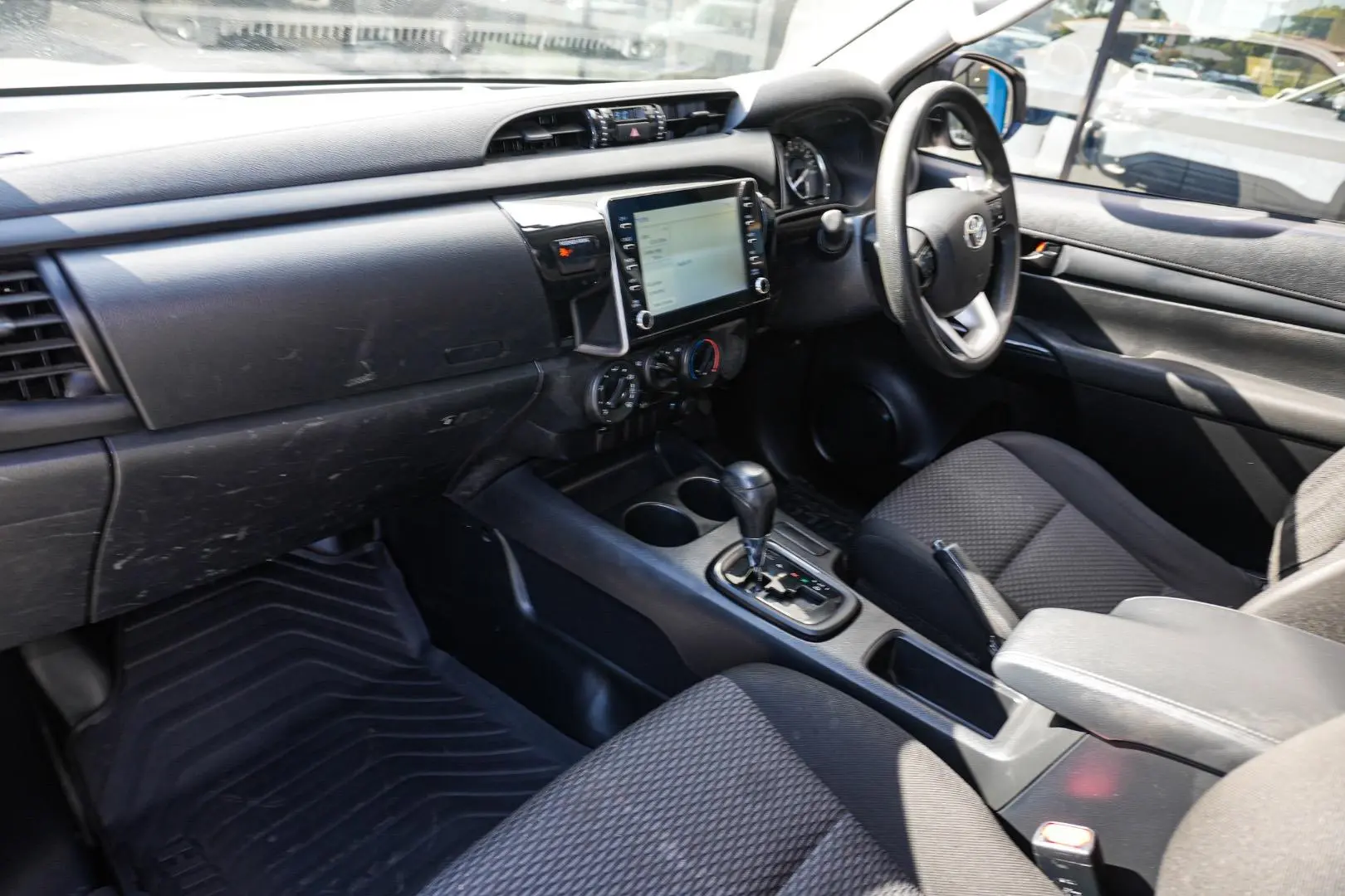 2022 Toyota Hilux Gallery Image 8