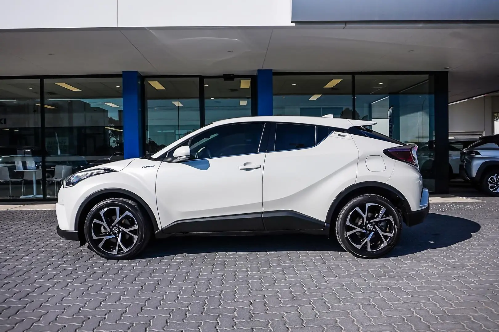 2017 Toyota C-HR Gallery Image 4