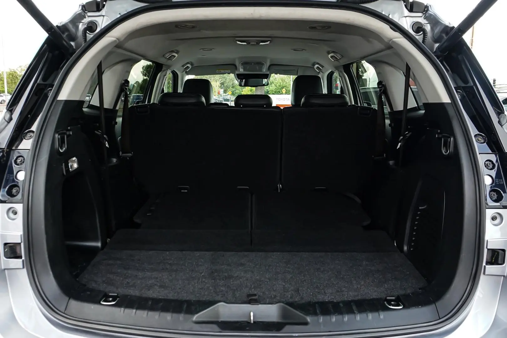 2022 Isuzu MU-X Gallery Image 10