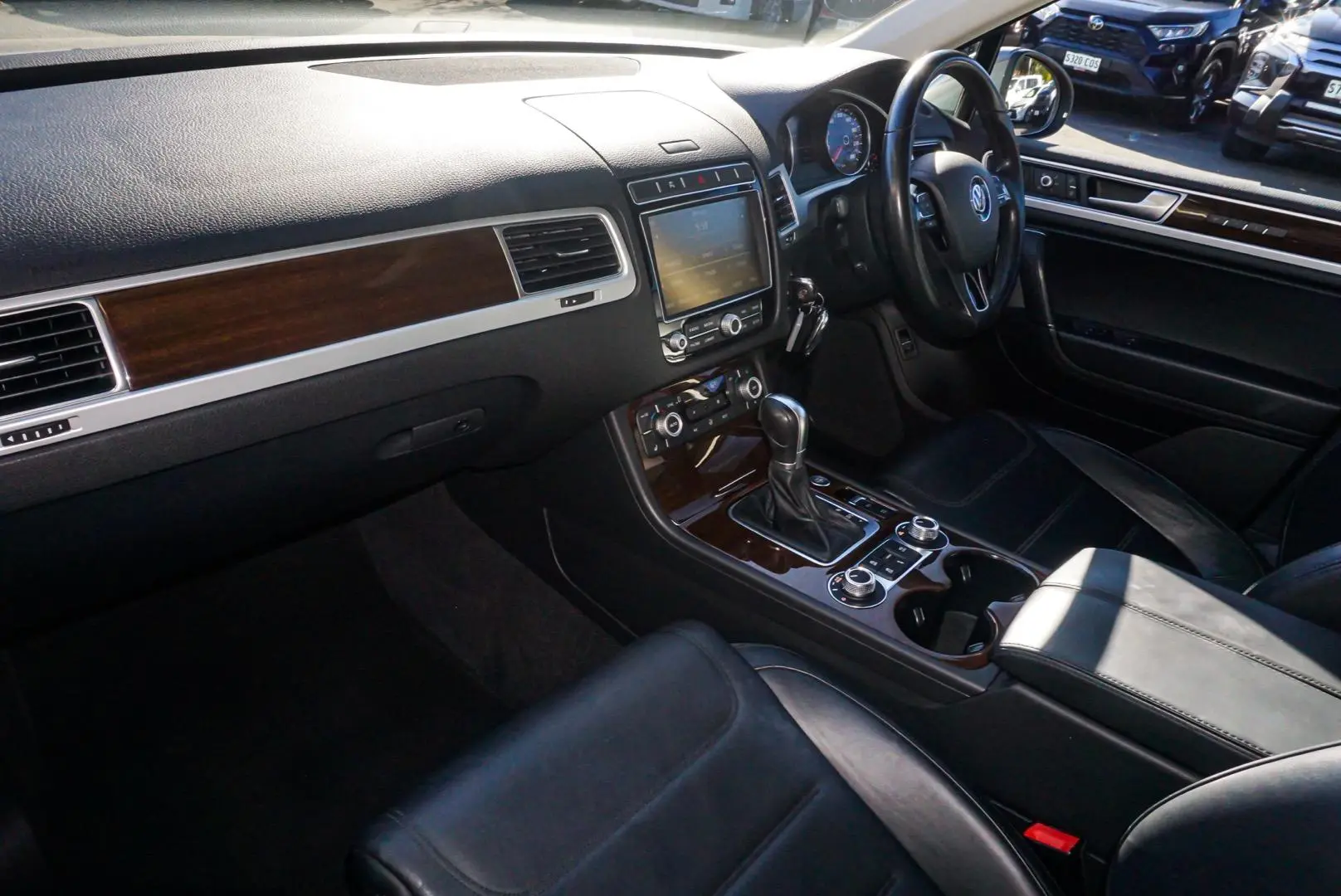2017 Volkswagen Touareg Gallery Image 9