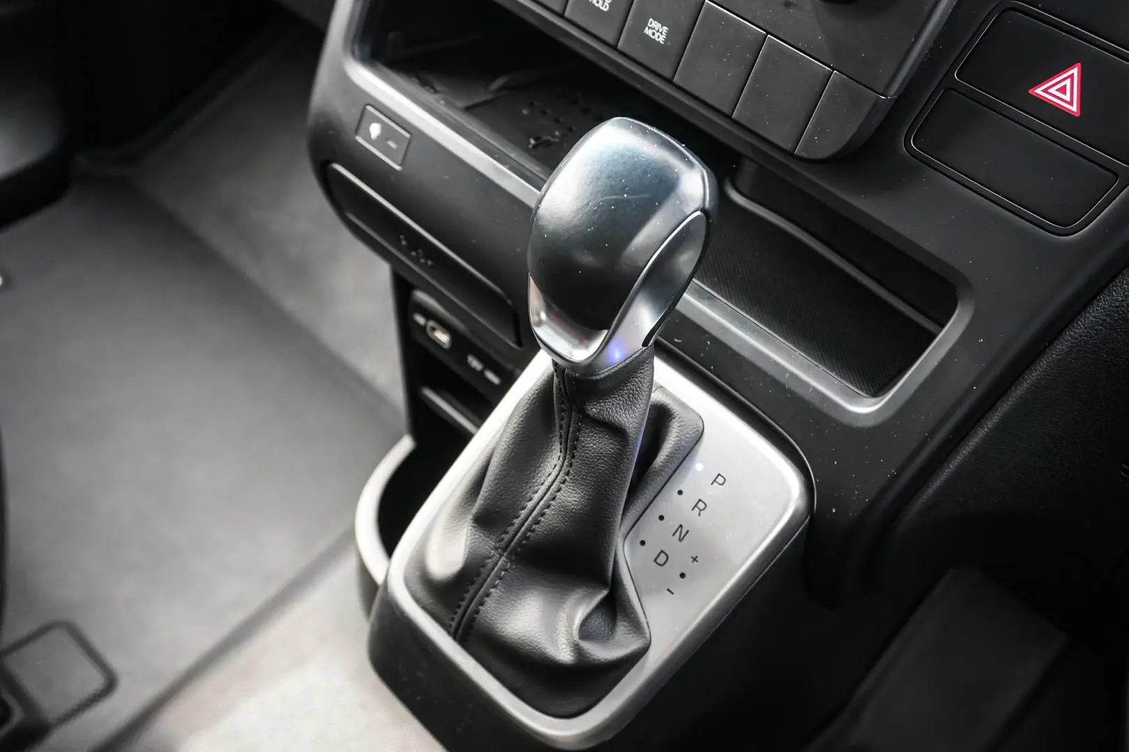 2022 Hyundai STARIA LOAD Gallery Image 17
